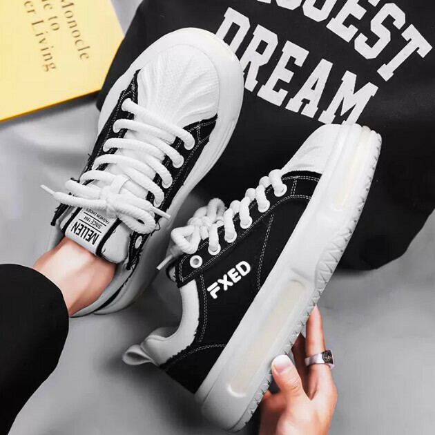 Casual sneakers trendy