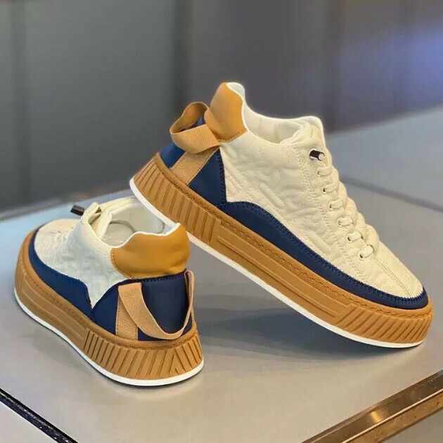 Casual sneakers