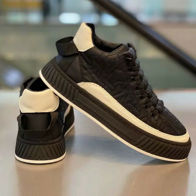 Casual sneakers