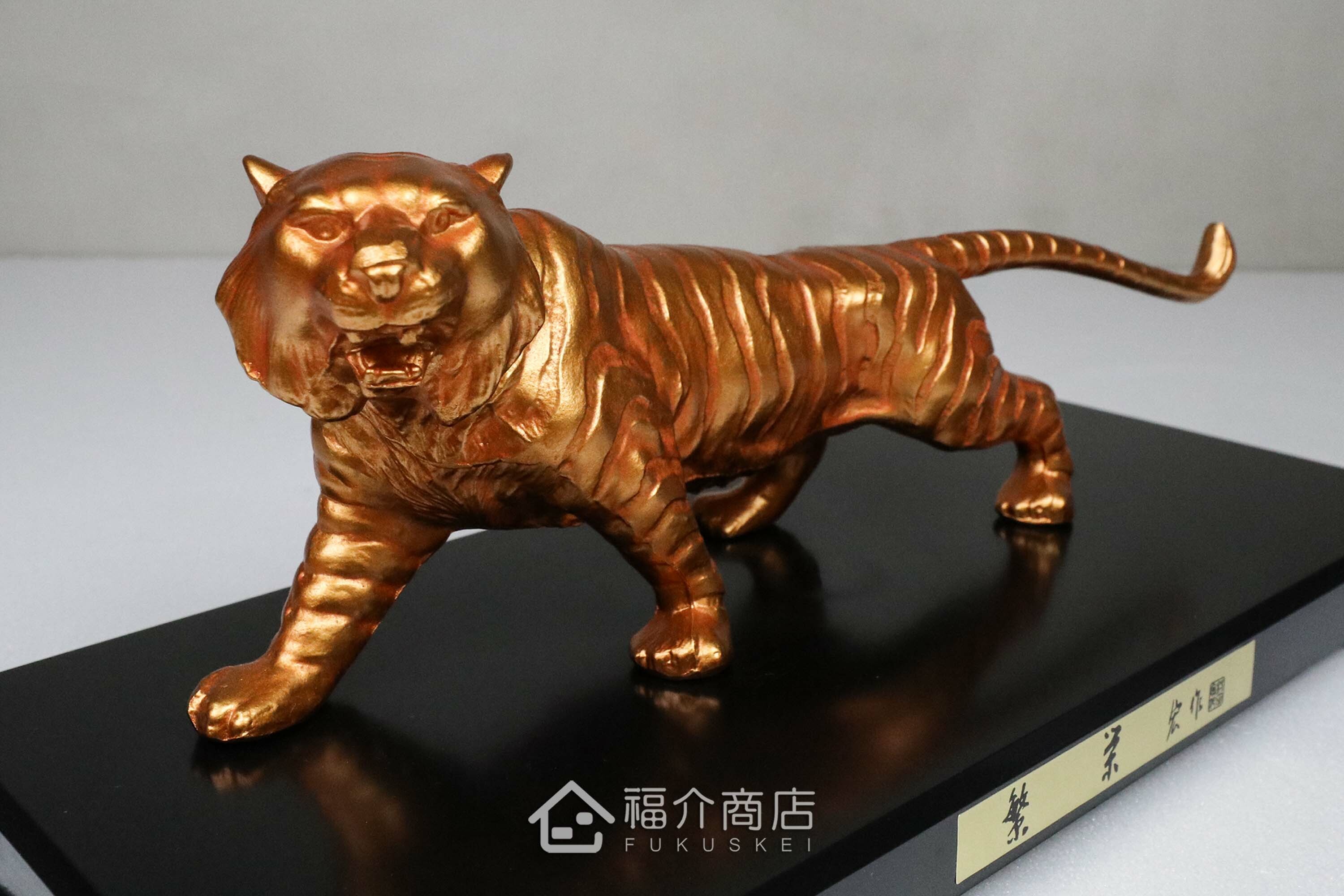 金色虎造型的開運吉祥擺飾