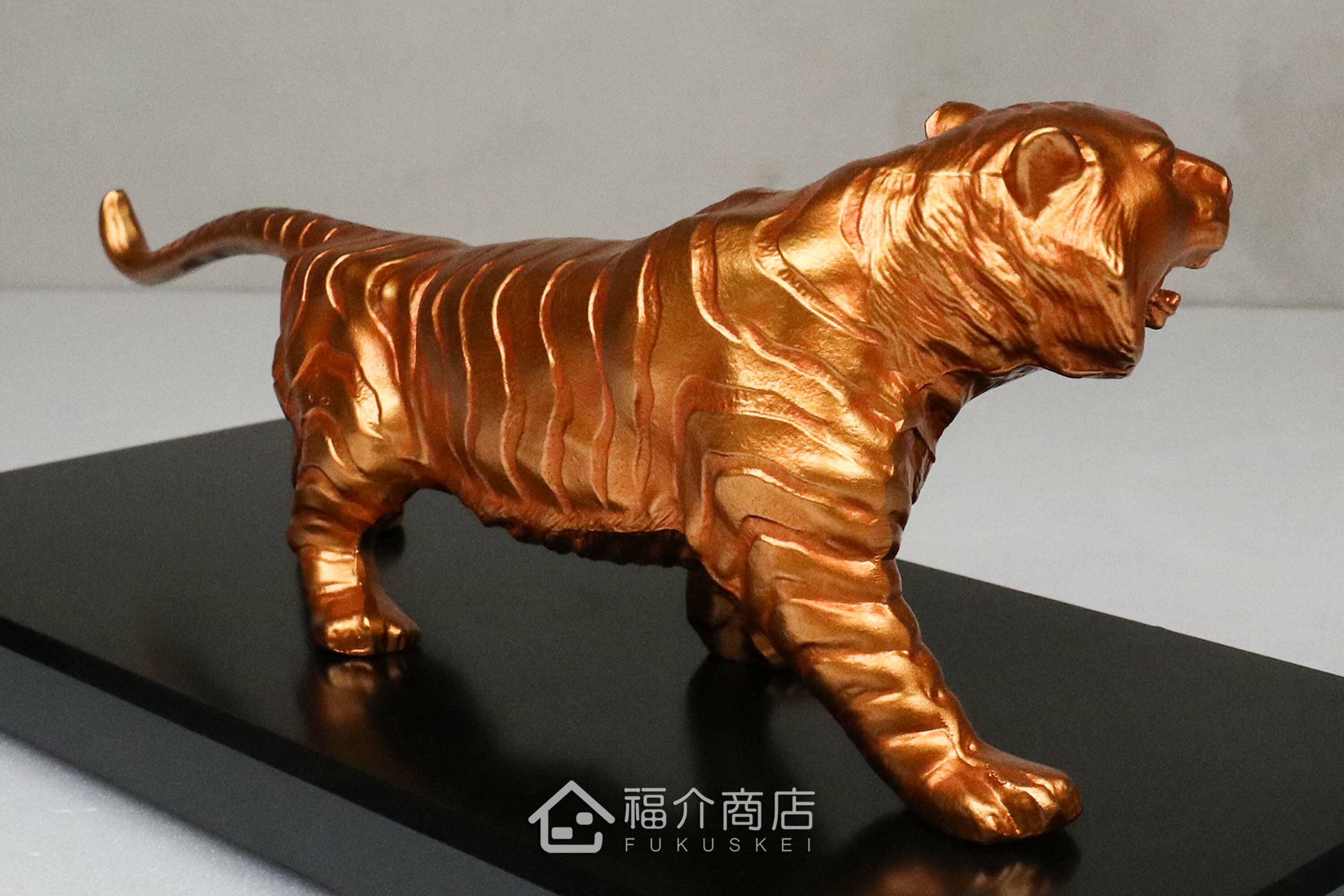 金色虎造型的開運吉祥擺飾