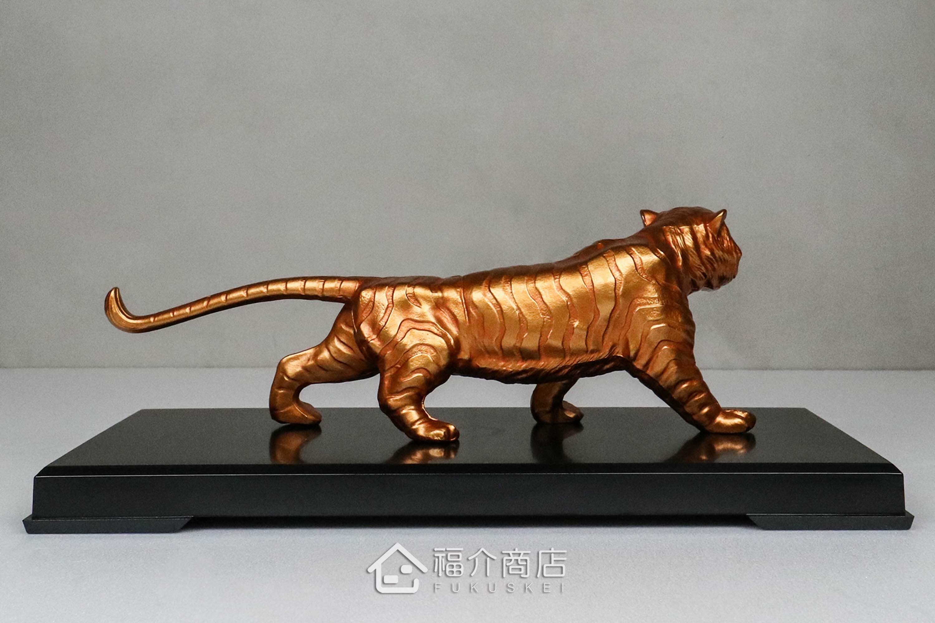 金色虎造型的開運吉祥擺飾