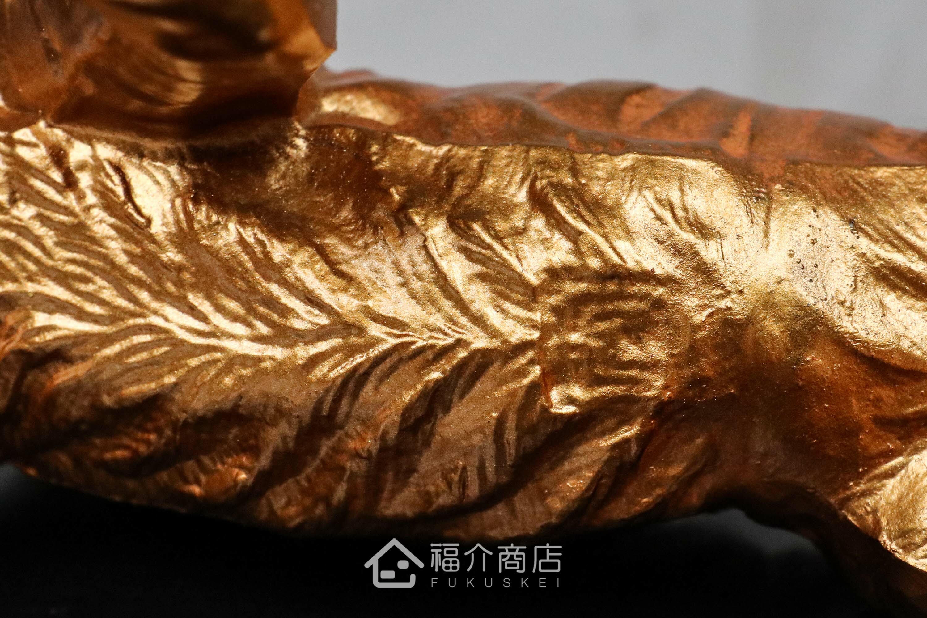 金色虎造型的開運吉祥擺飾