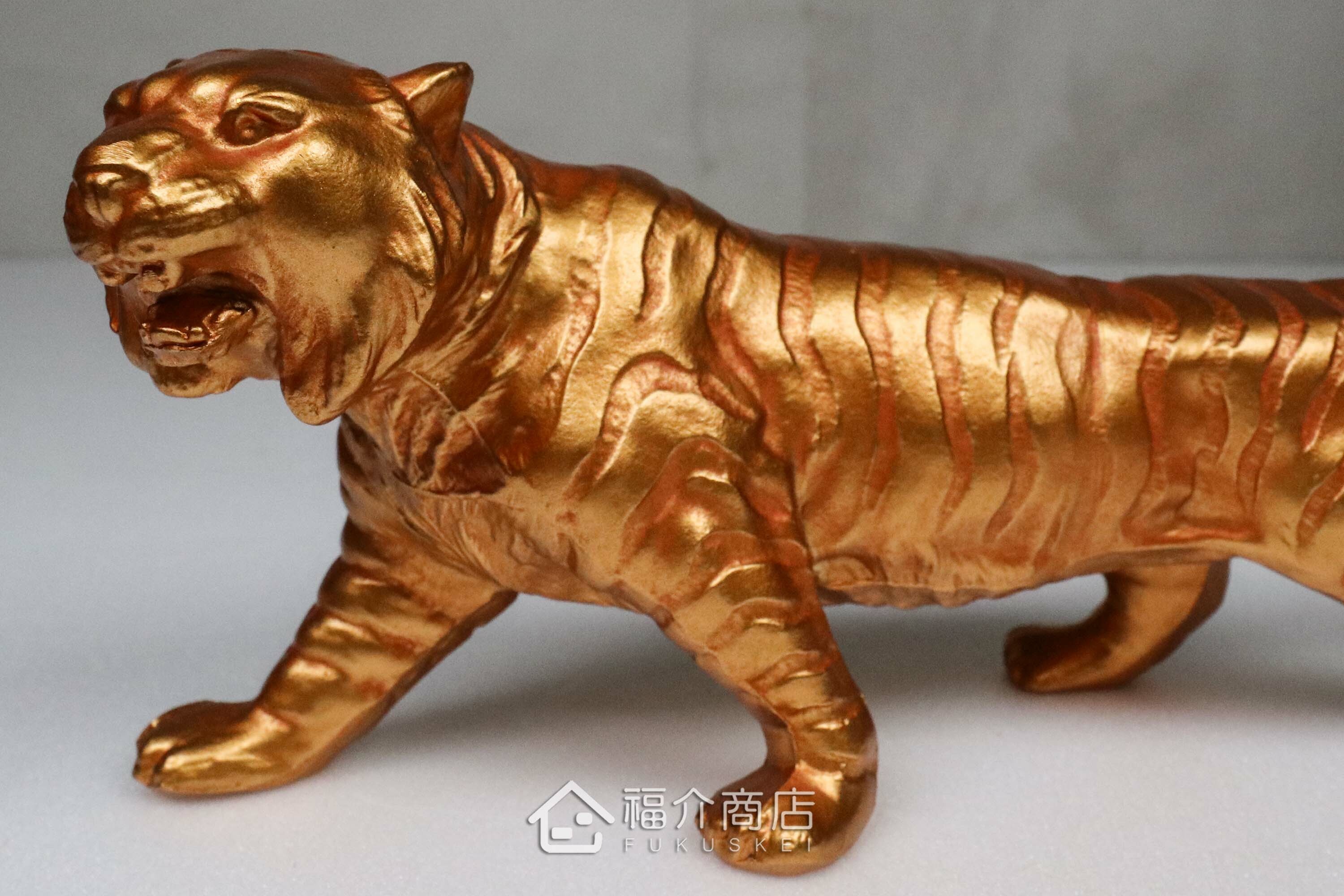 金色虎造型的開運吉祥擺飾