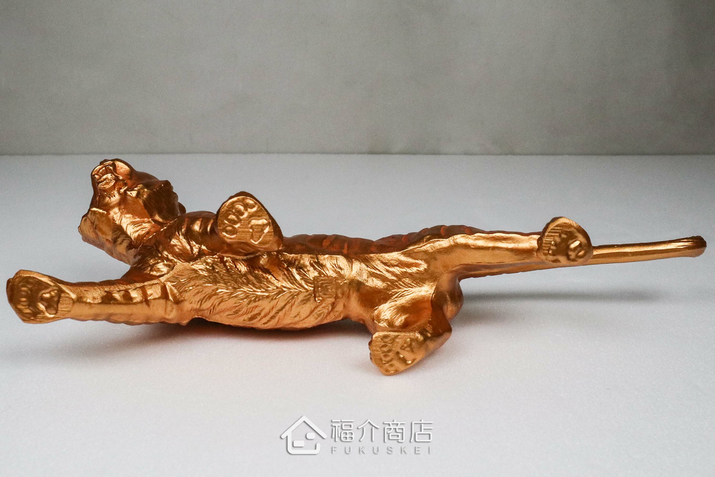 金色虎造型的開運吉祥擺飾