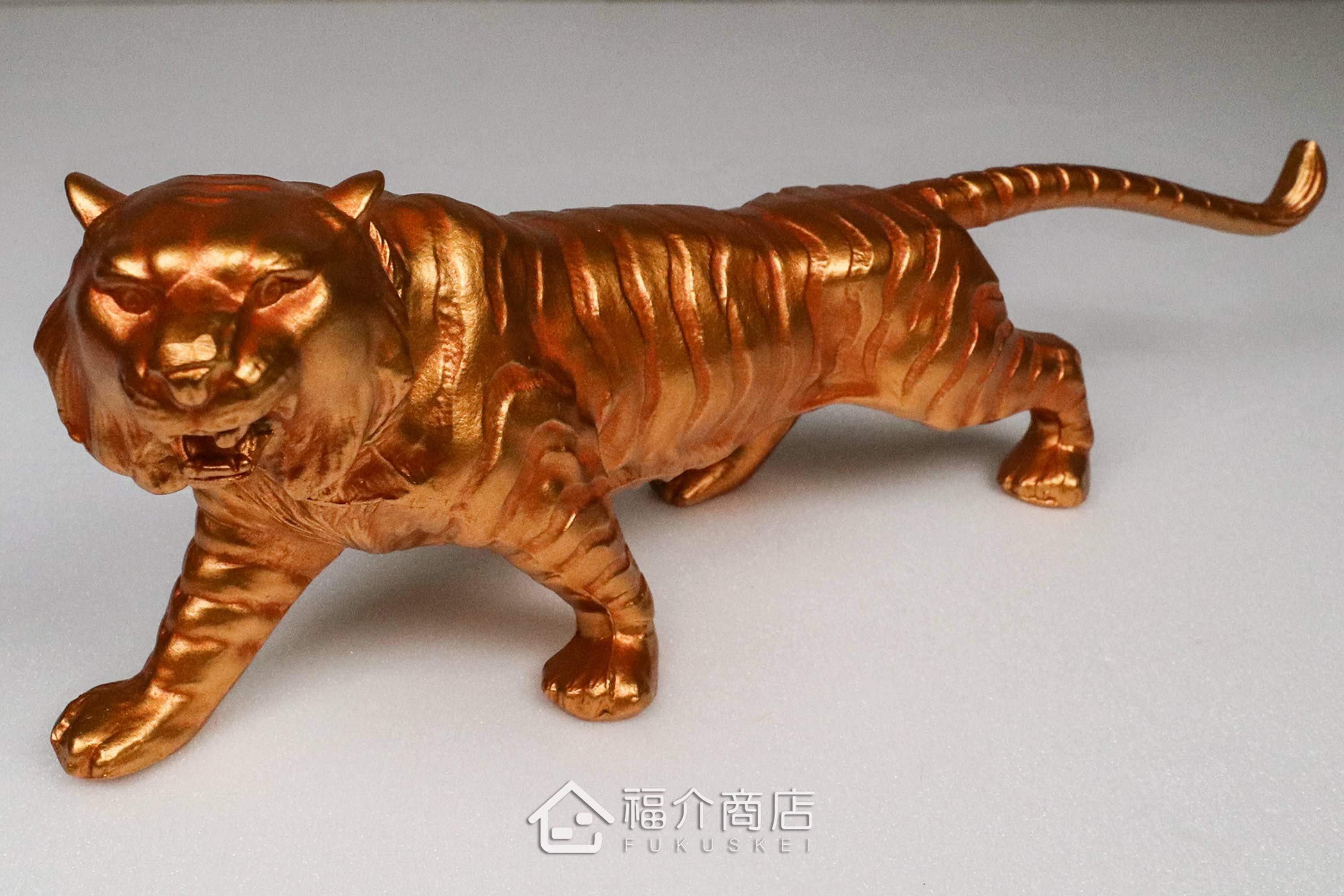 金色虎造型的開運吉祥擺飾