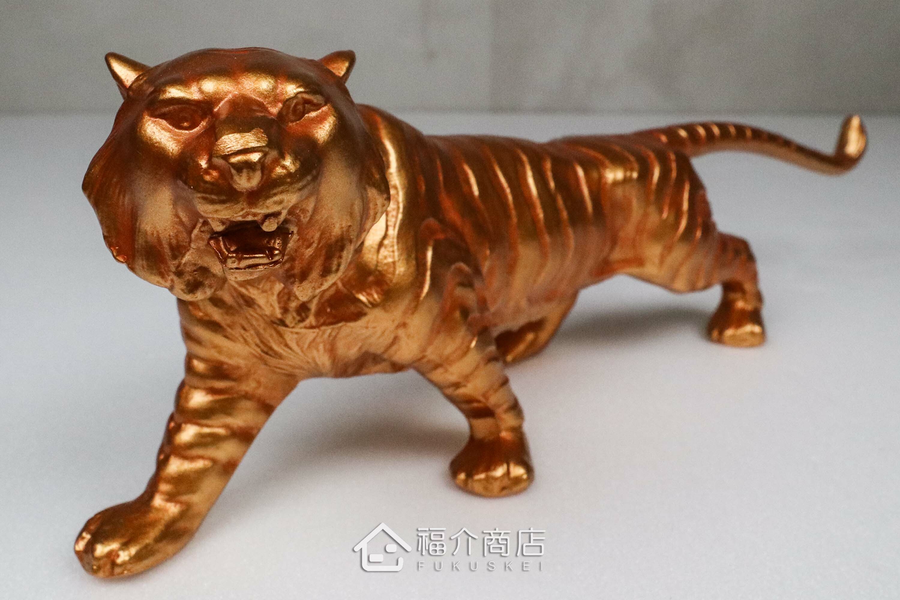 金色虎造型的開運吉祥擺飾