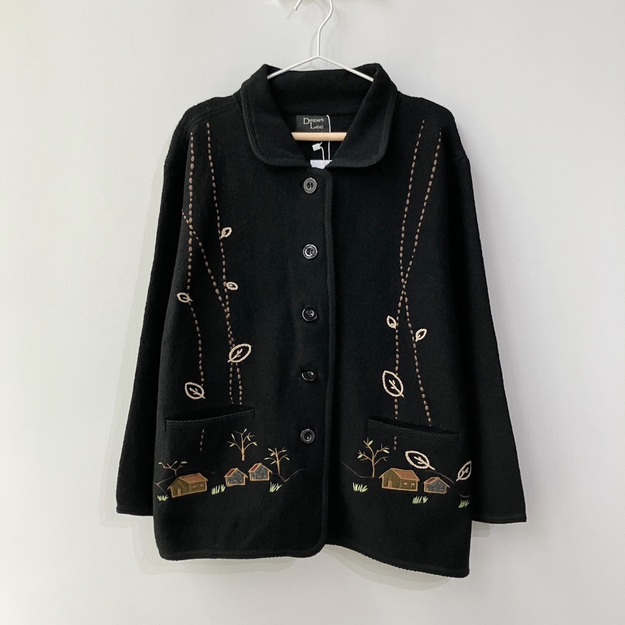 黑色童趣感小屋刺繡羊毛外套