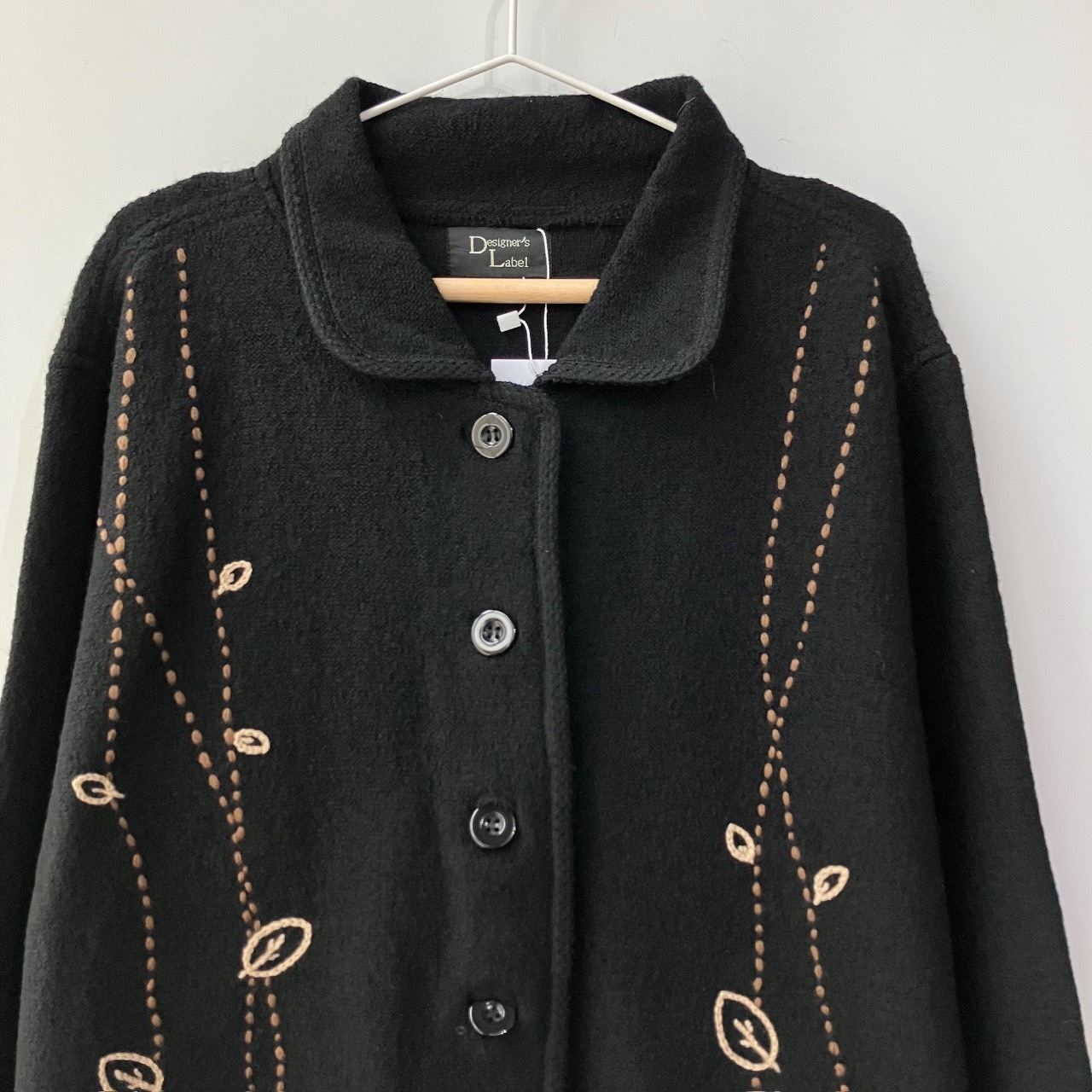 黑色童趣感小屋刺繡羊毛外套