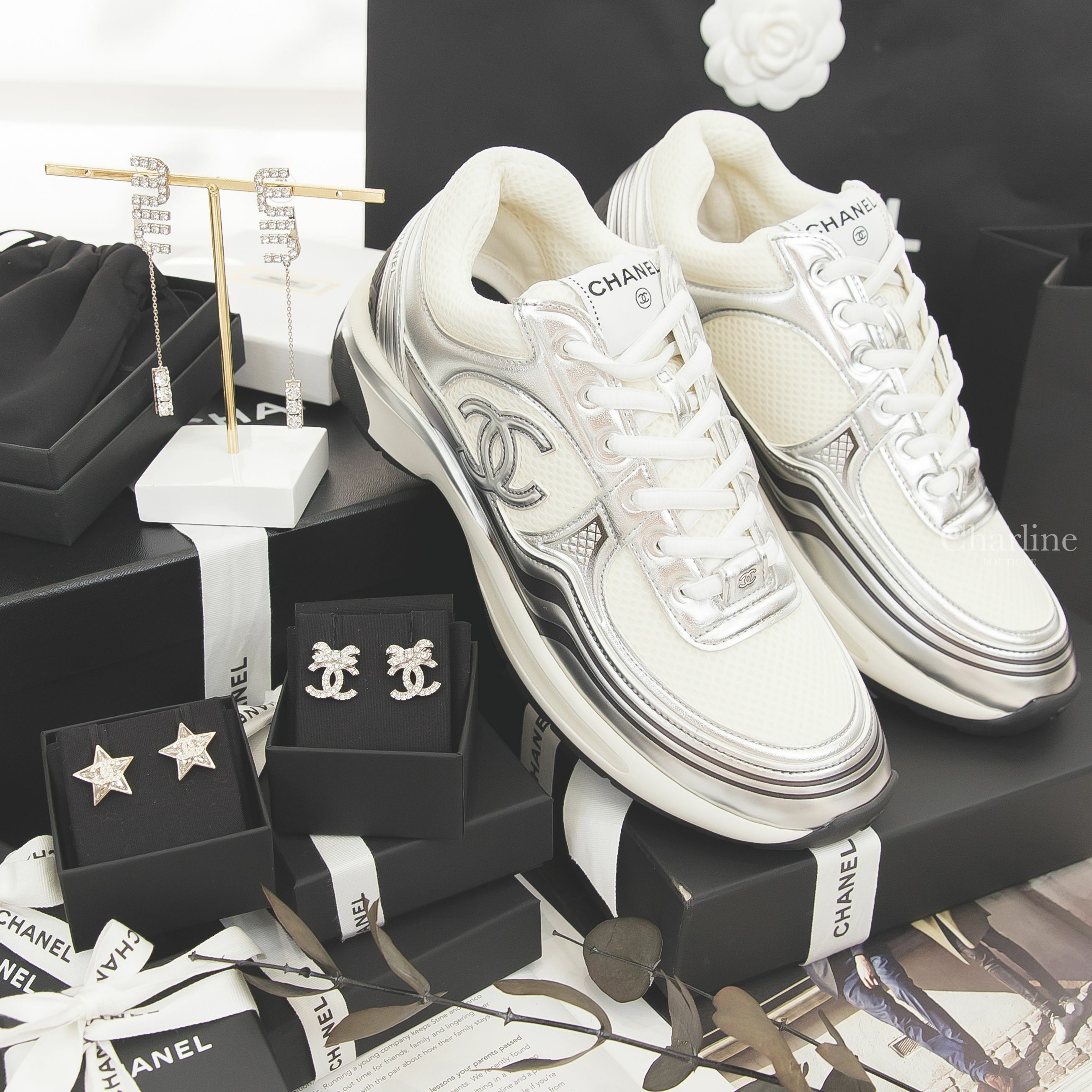 MiuMiu 銀色水晶字母垂墜耳環,Chanel 銀色水鑽蝴蝶結CC耳環,Chanel 銀色水晶鑲鑽CC星星耳環,Chanel 白色網狀布面拼銀CC黑色字母黑尾運動鞋-Charline Boutique 精品代購