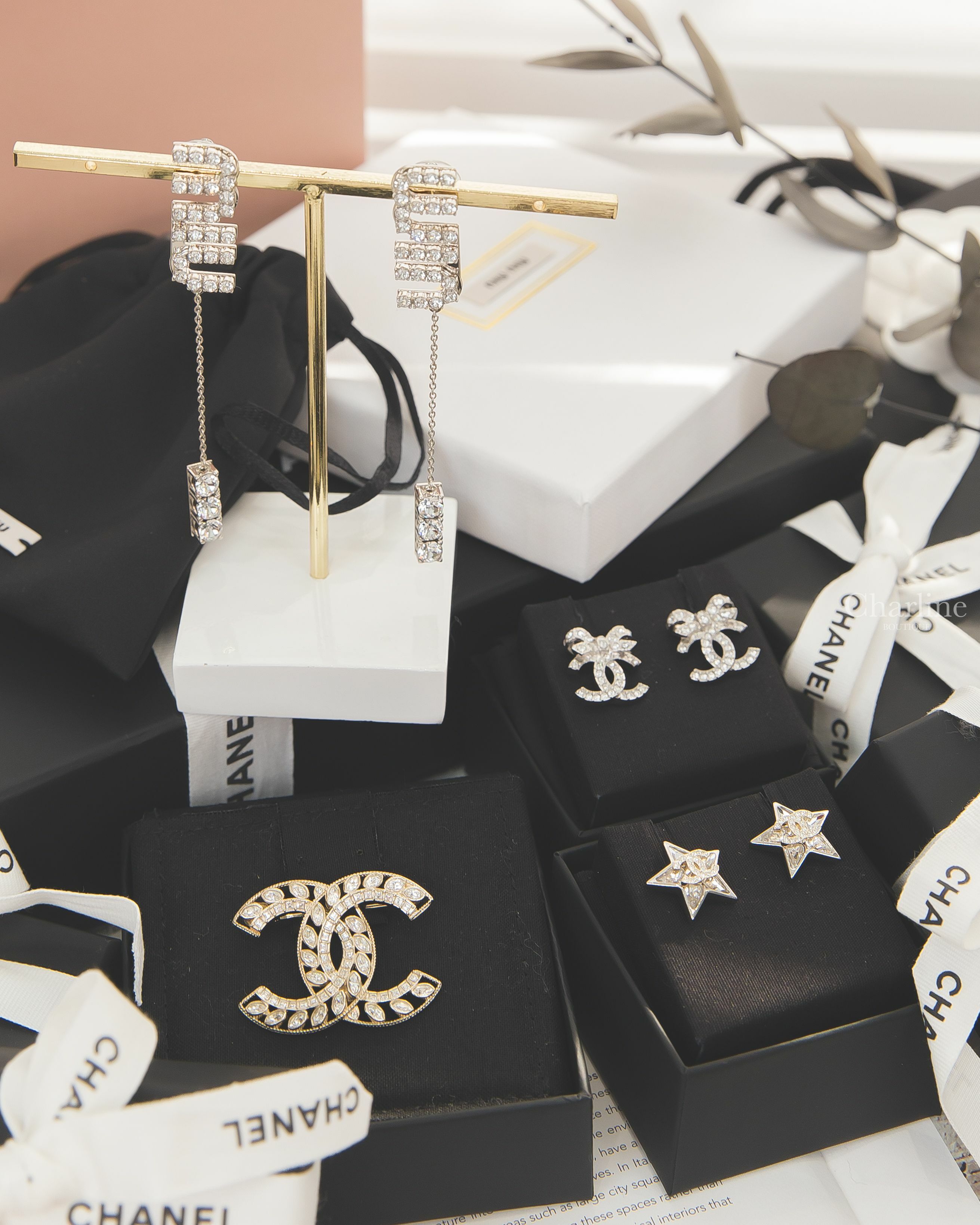 MiuMiu 銀色水晶字母垂墜耳環,Chanel 銀色水鑽蝴蝶結CC耳環,Chanel 銀色水晶鑲鑽CC星星耳環,Chanel 金色簍空麥穗方型水鑽CC胸針-Charline Boutique 精品代購