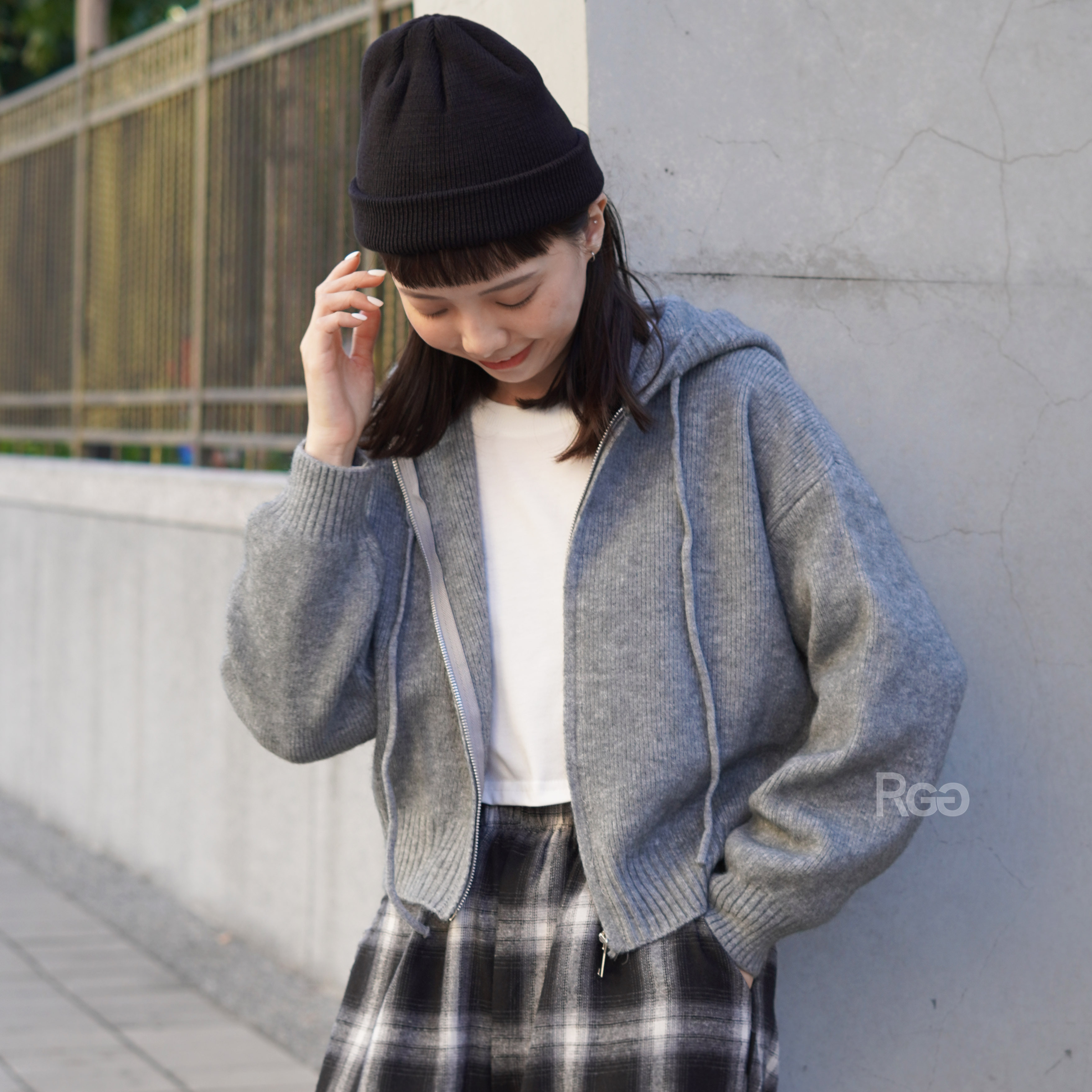 女模穿著#8770 短版針織連帽外套淺灰色細節照