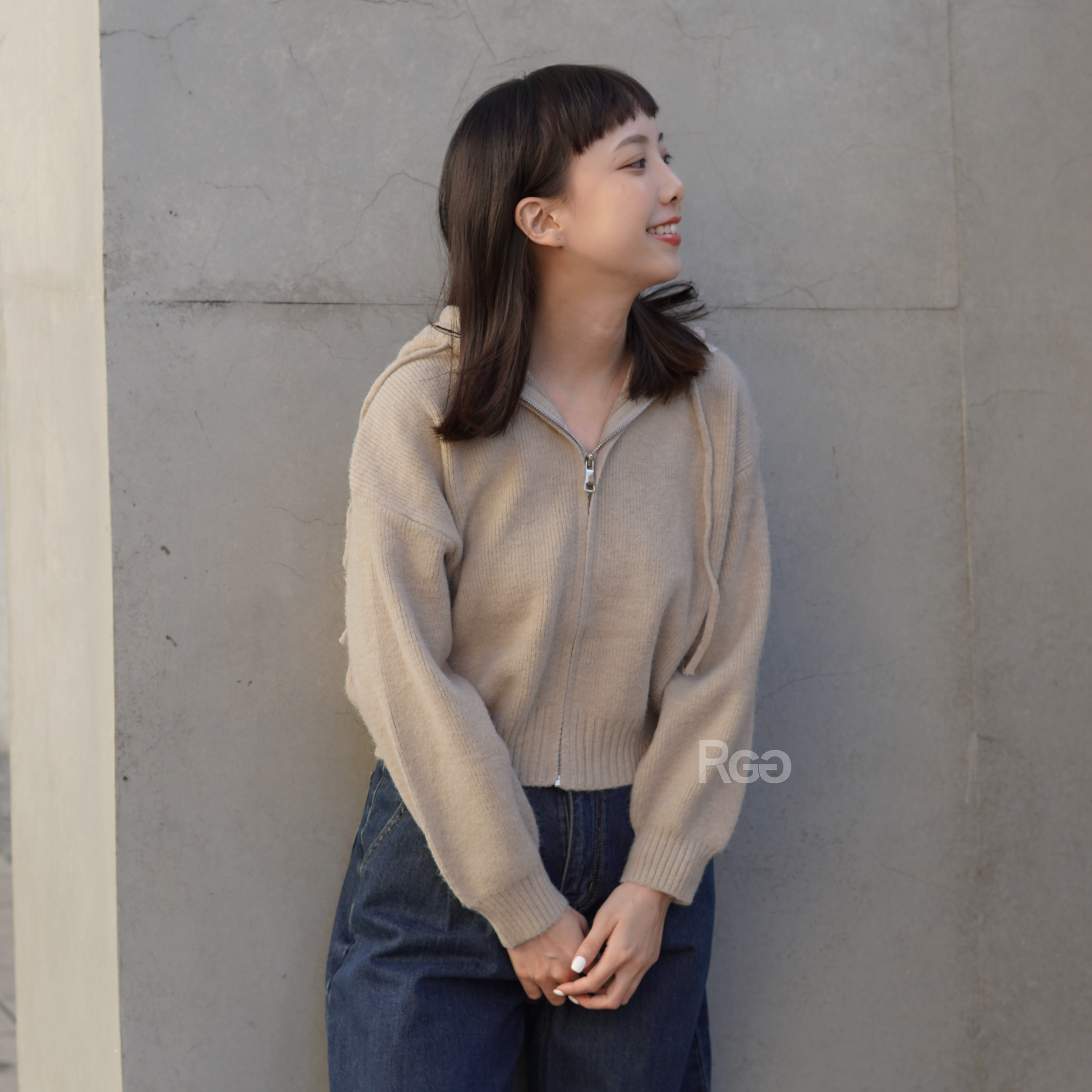 女模穿著#8770 短版針織連帽外套卡其色細節照