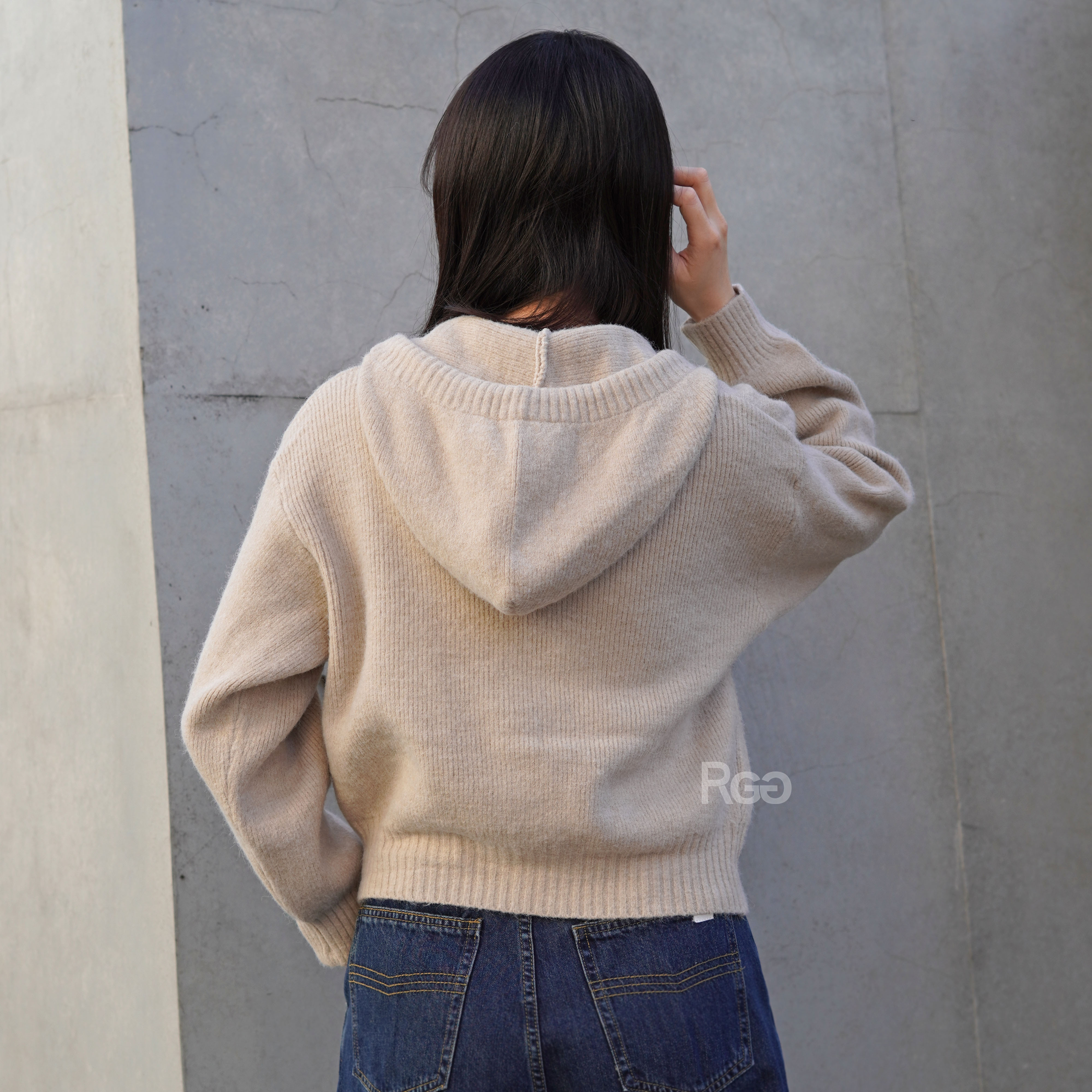 女模穿著#8770 短版針織連帽外套卡其色背面照