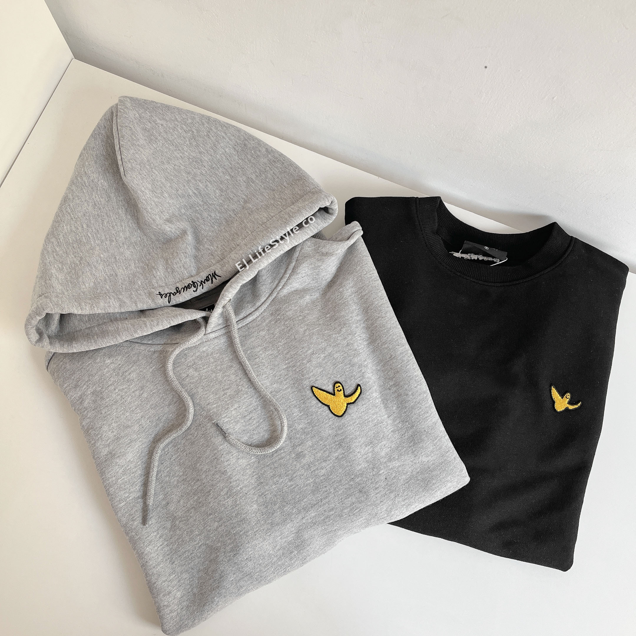 🇰🇷 WHAT IT ISNT 小天使 小飛人 大學T 帽T 男女 情侶衣 黑色 灰色 / 現貨