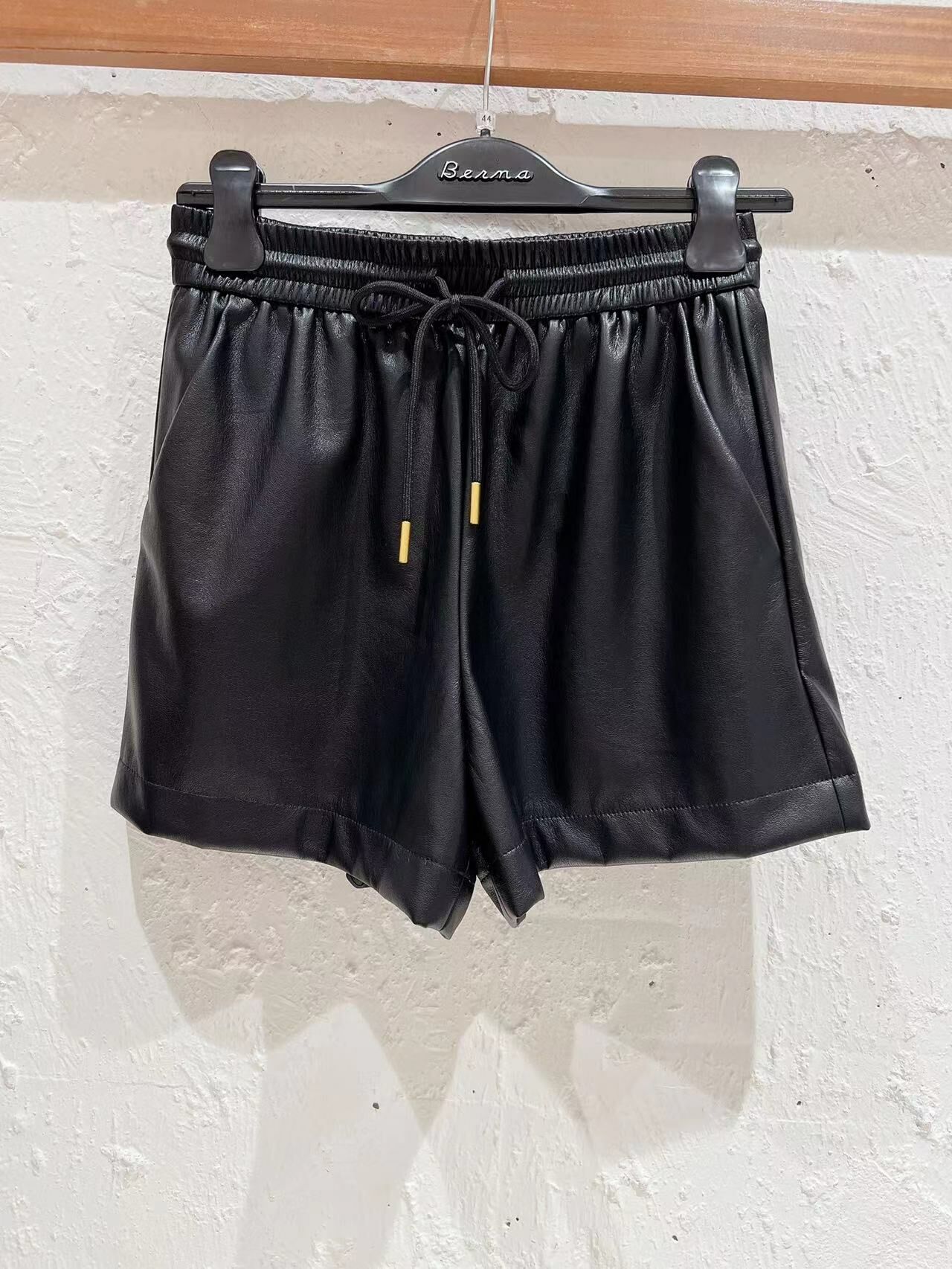 黑色百搭橡根頭短褲 -T