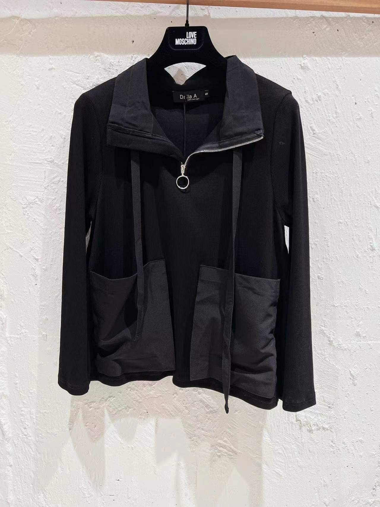 Dalla A 黑色V領拉鏈上衣 -T