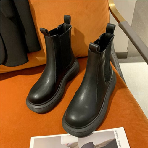 Short-sleeved matin boots with a platform soles