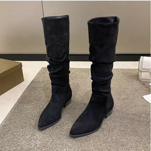 Long pointed boots with conspicuous skinny boots