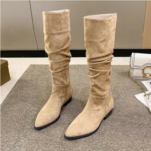 Long pointed boots with conspicuous skinny boots