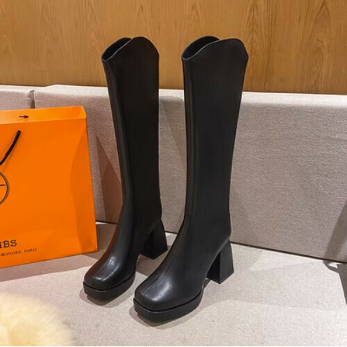 Block-heeled V-heeled boots