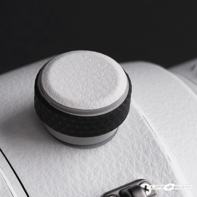 皮紋白貼膜質感特寫，LIFE+GUARD 設計風格