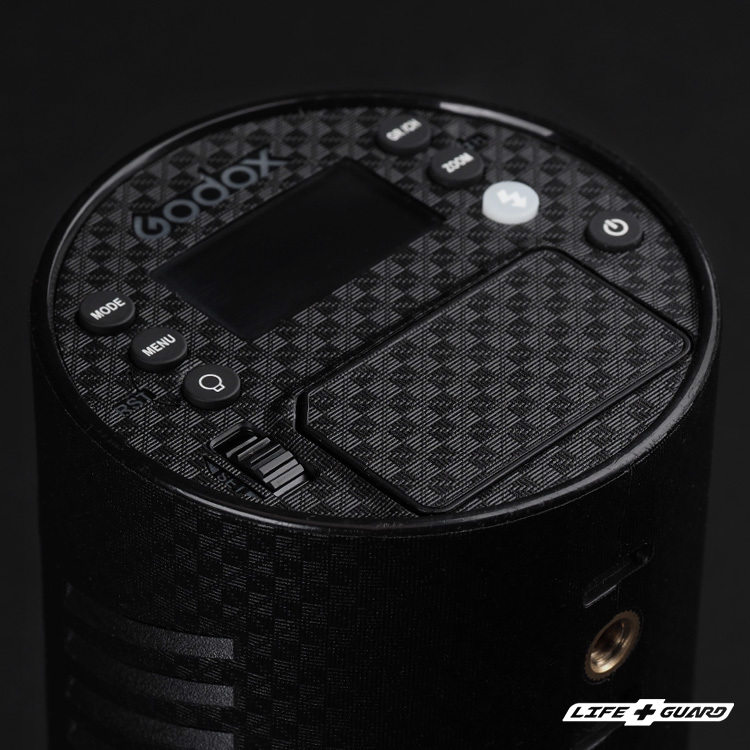 LIFE+GUARD 貼膜安裝示意，鎧甲纖維黑質感設計