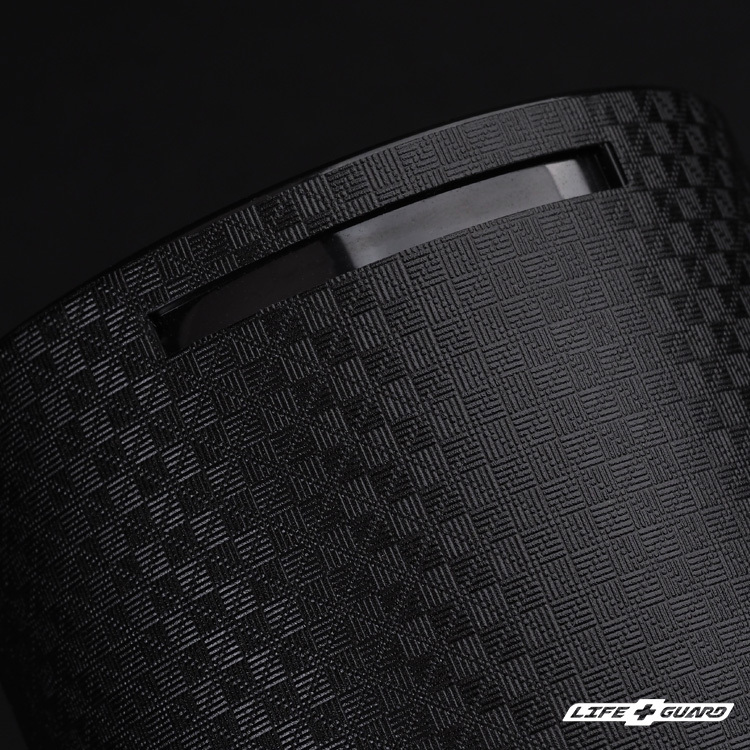 LIFE+GUARD 貼膜安裝示意，鎧甲纖維黑質感設計