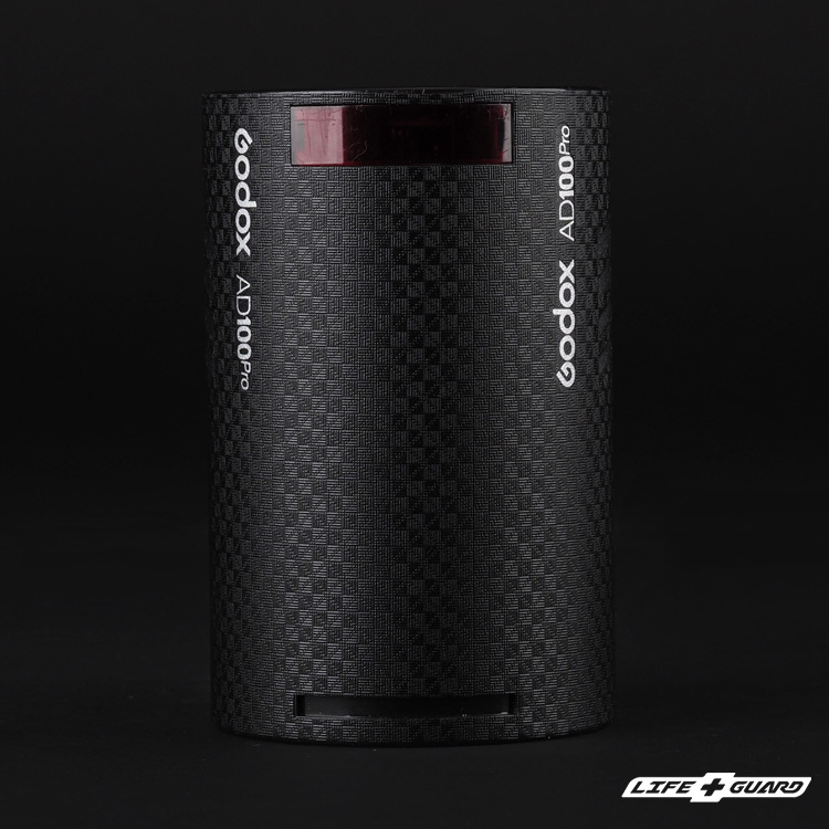 LIFE+GUARD 貼膜安裝示意，鎧甲纖維黑質感設計