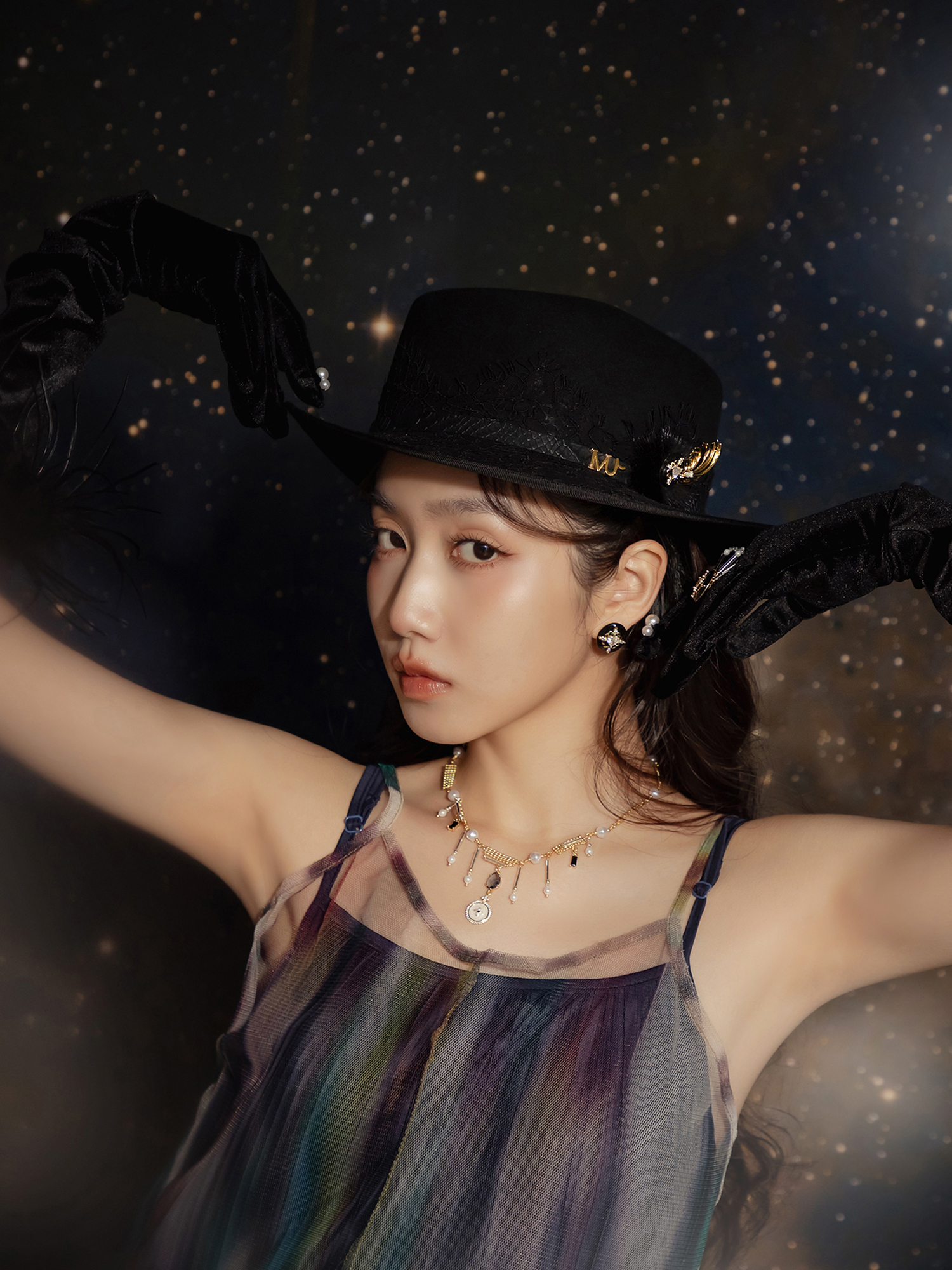 靠近日全蝕。MUCHAT手作14+18KGP琺瑯羽毛毛球別針