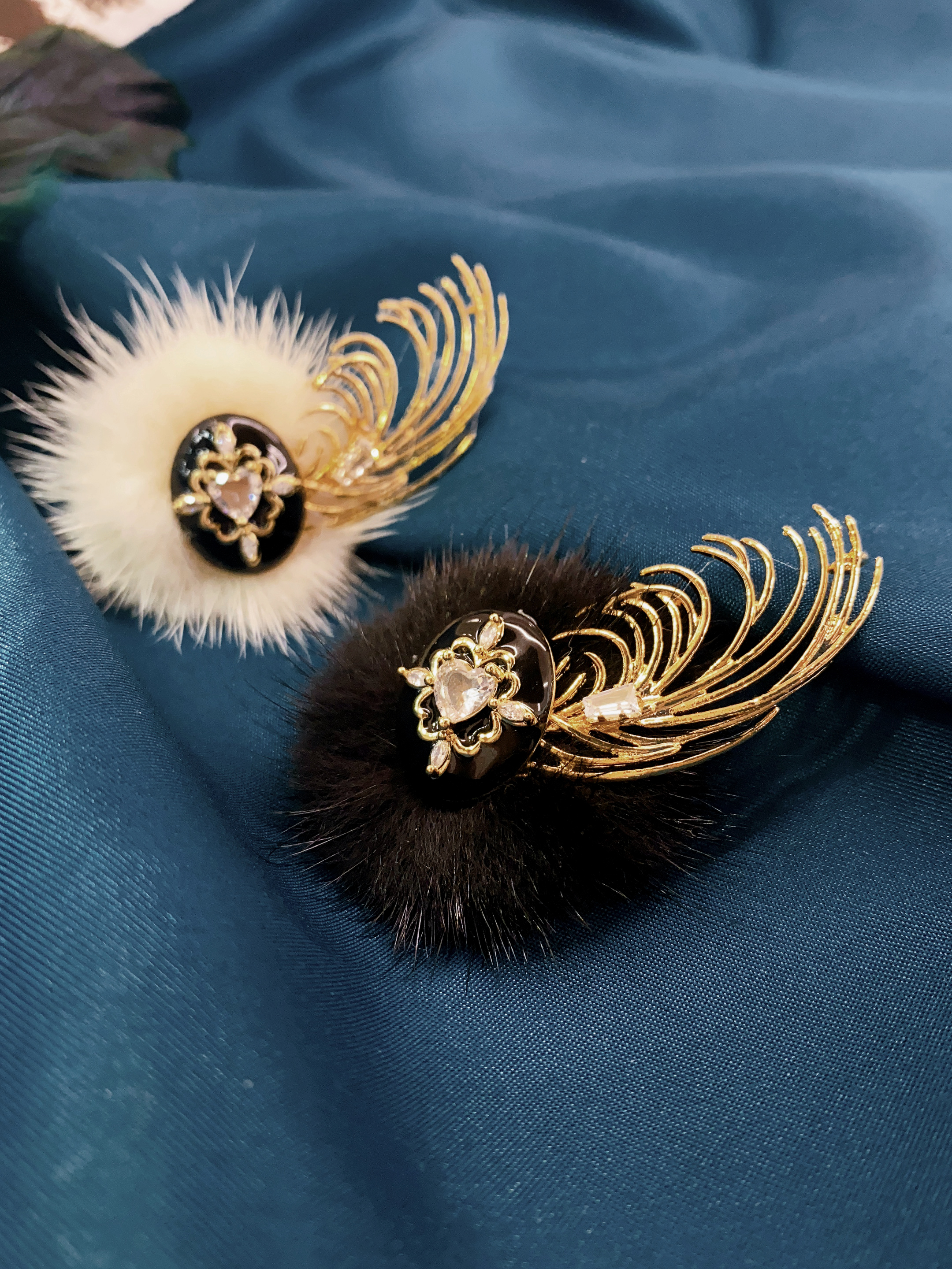 靠近日全蝕。MUCHAT手作14+18KGP琺瑯羽毛毛球別針