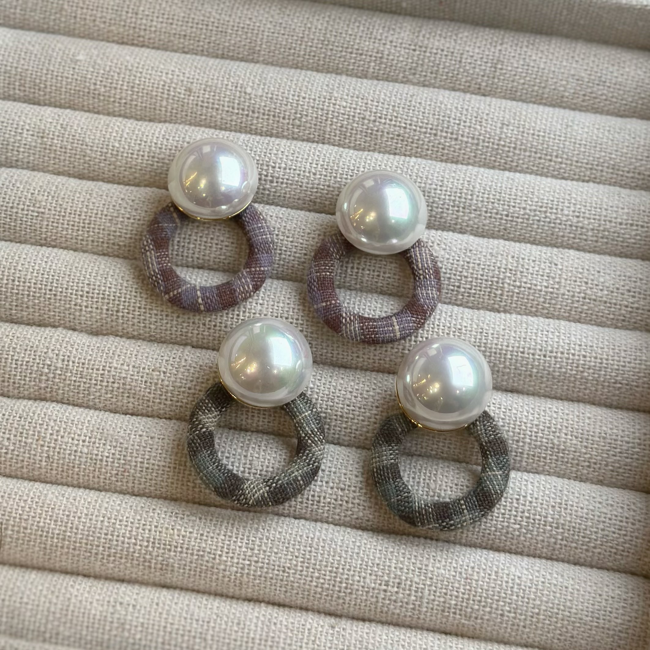 K05秋意．珍珠格紋圓圈耳貼