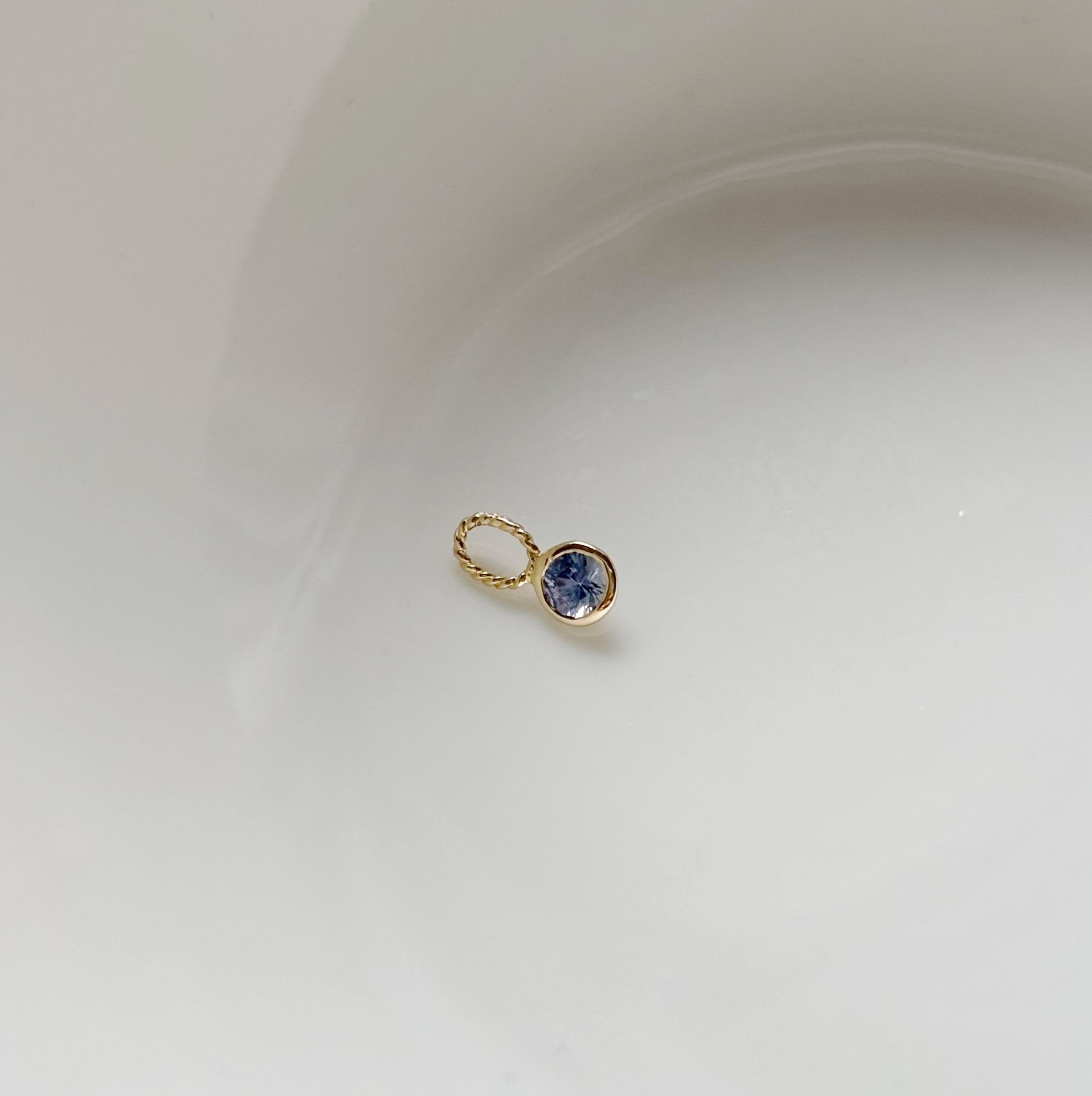 14k鑽面小圓藍寶石耳墜