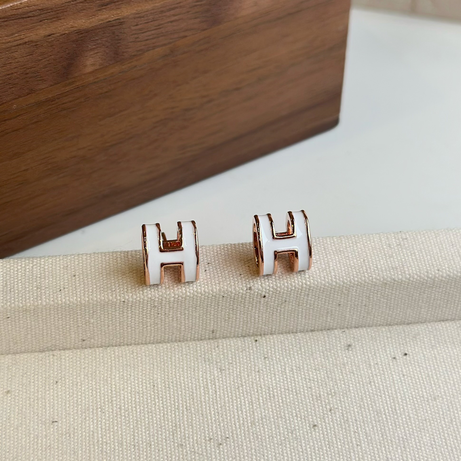 K31心想．琺瑯字母H耳貼