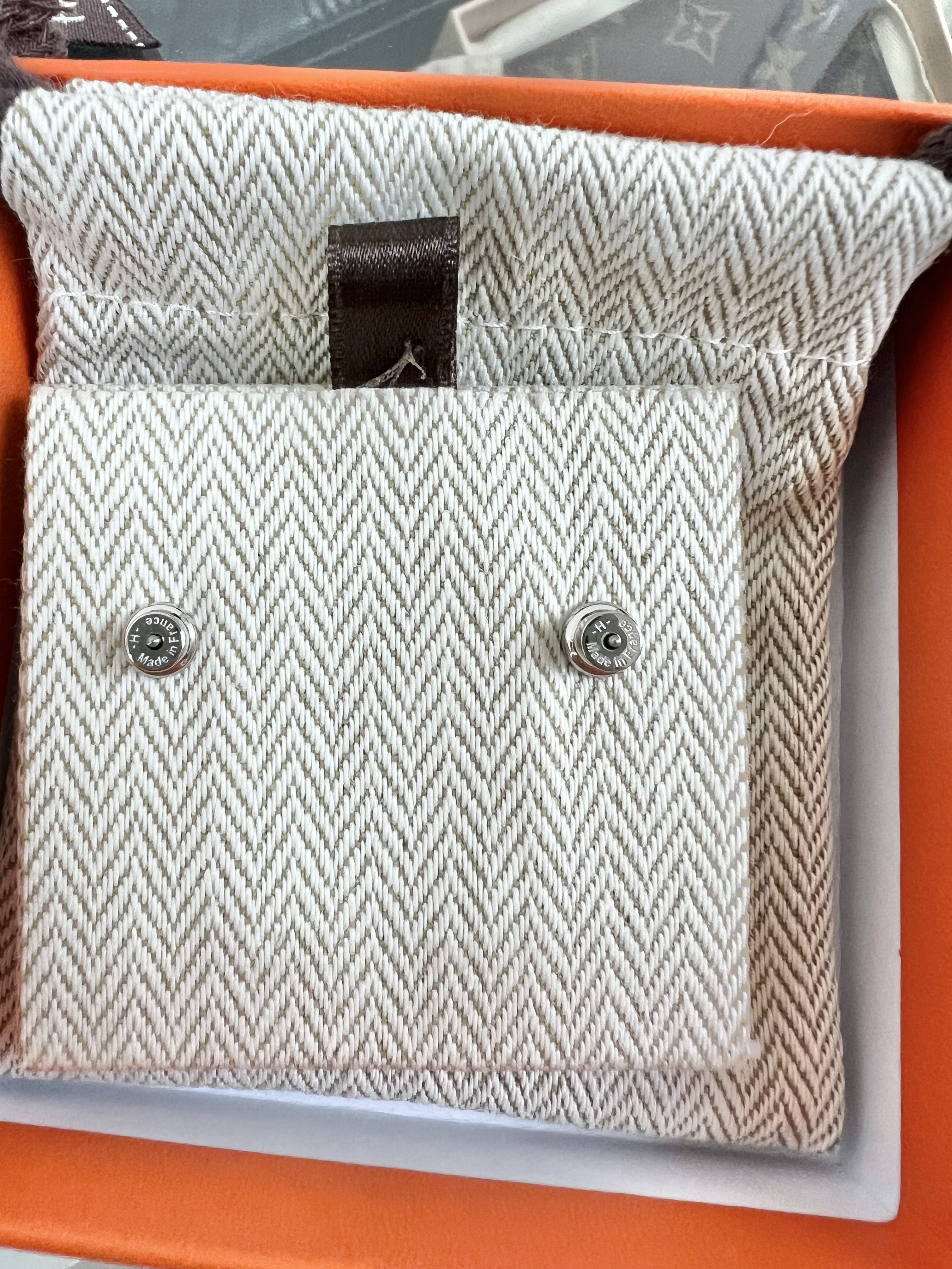 *Unused* Hermes mini pop h earrings (marron glace/ PHW)