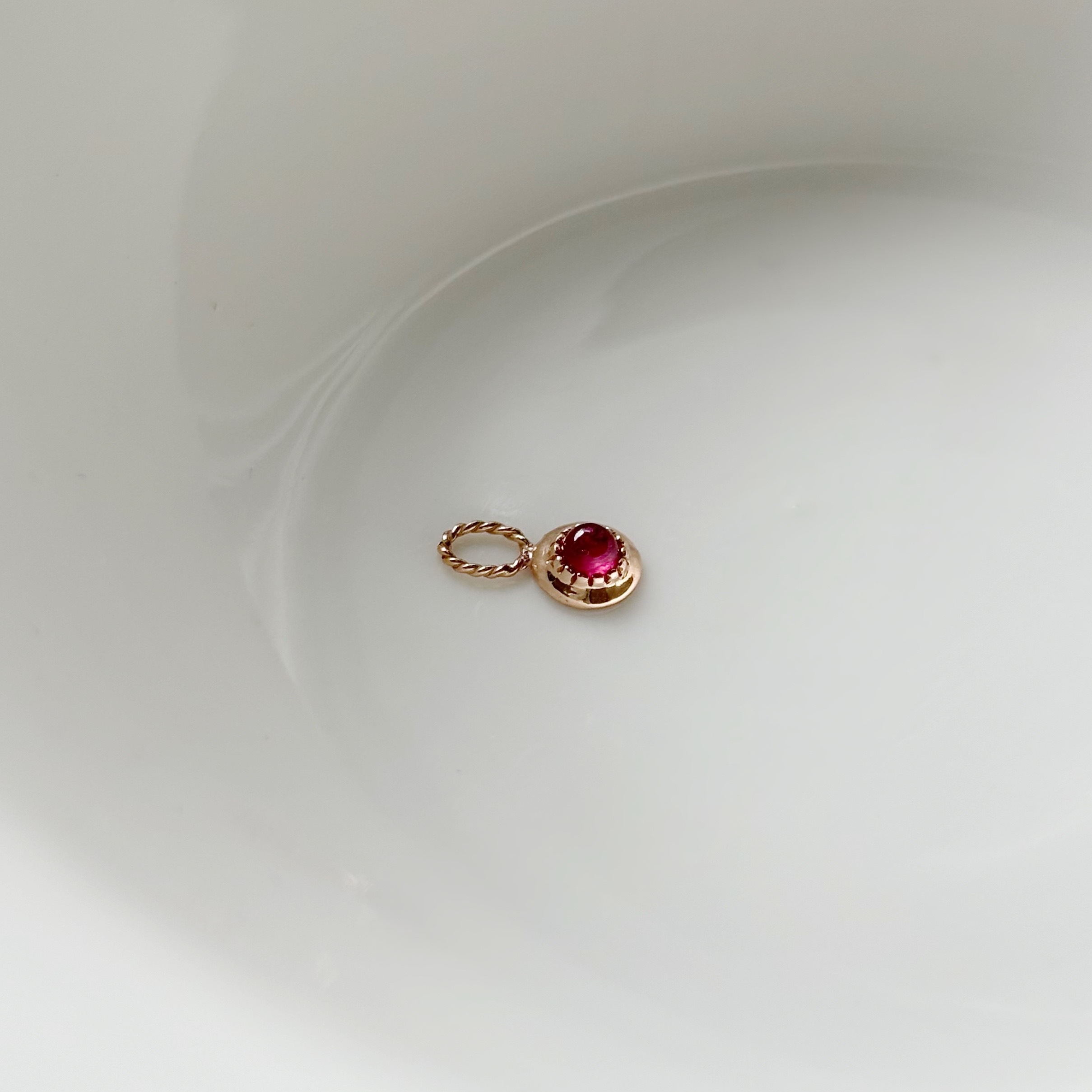 14k復古光面小圓紅寶石耳墜