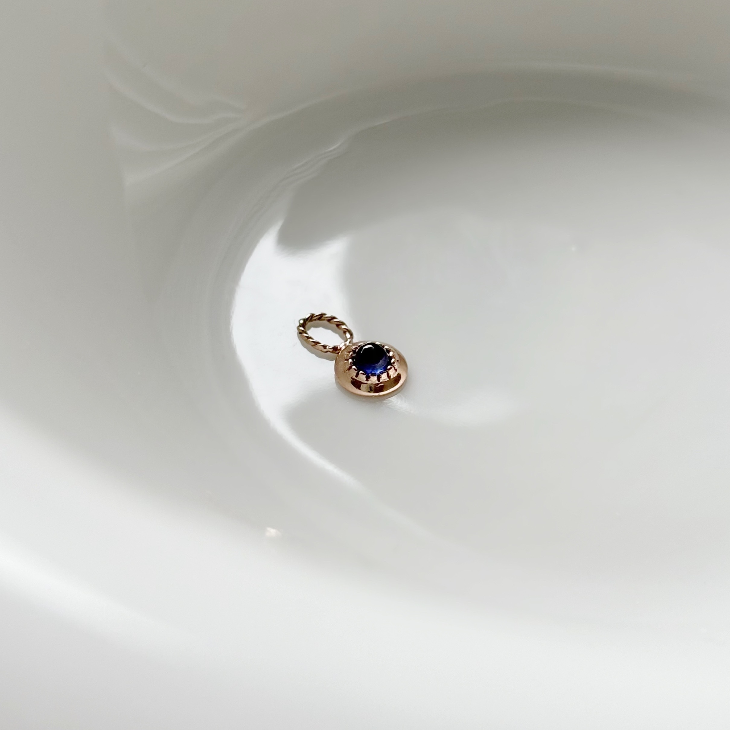 14k復古光面小圓藍寶石耳墜