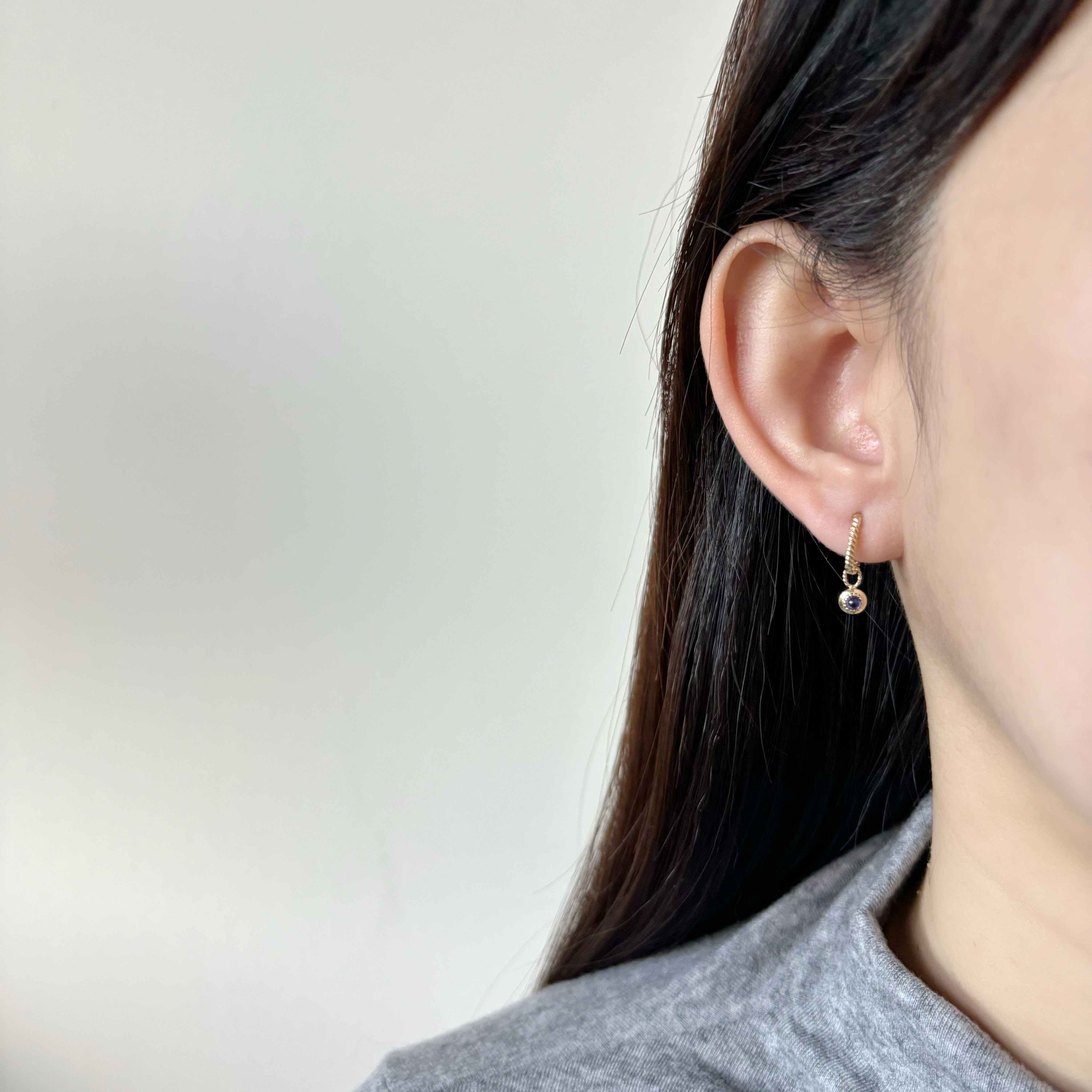 14k復古光面小圓藍寶石耳墜