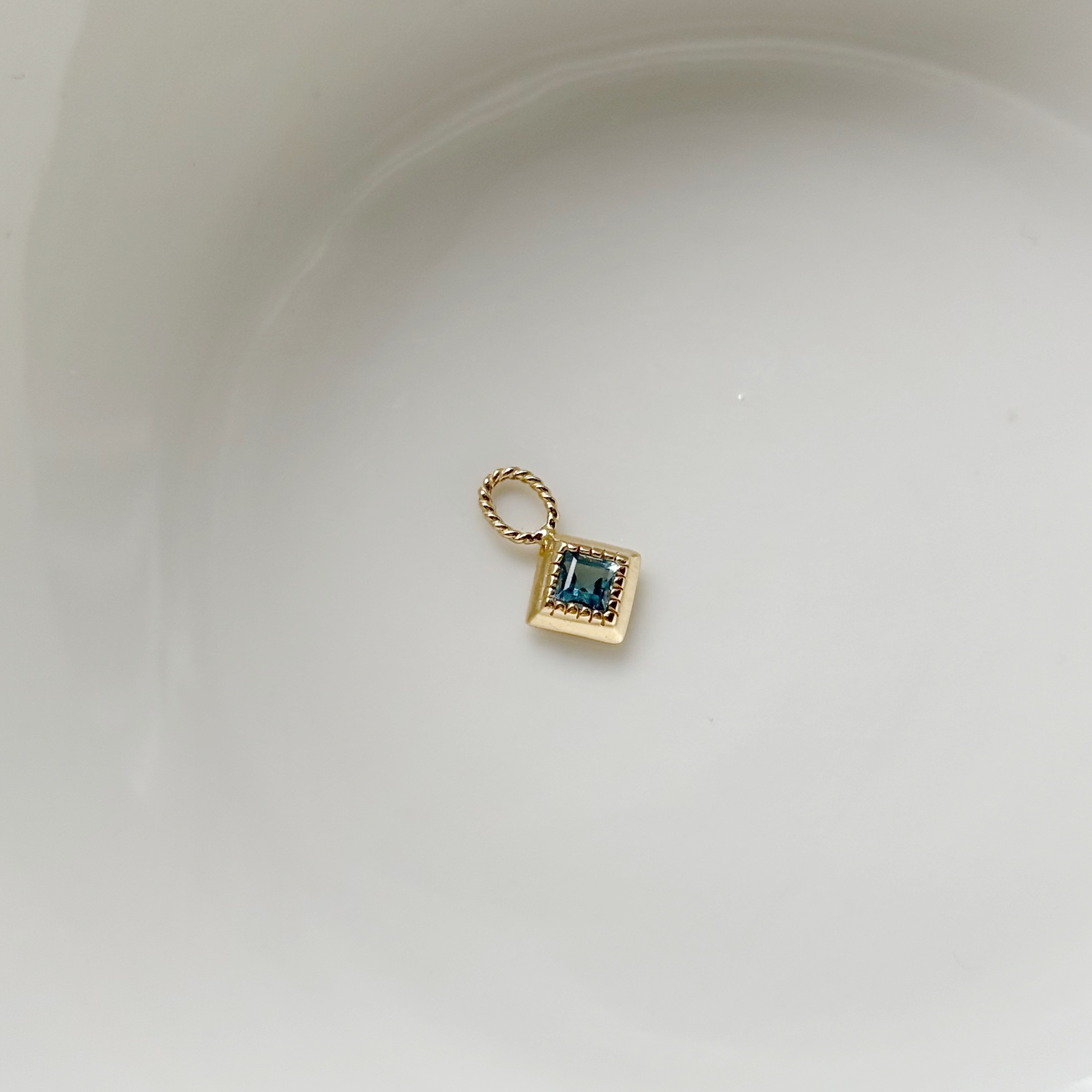 14k復古鑽面菱形托帕石耳墜