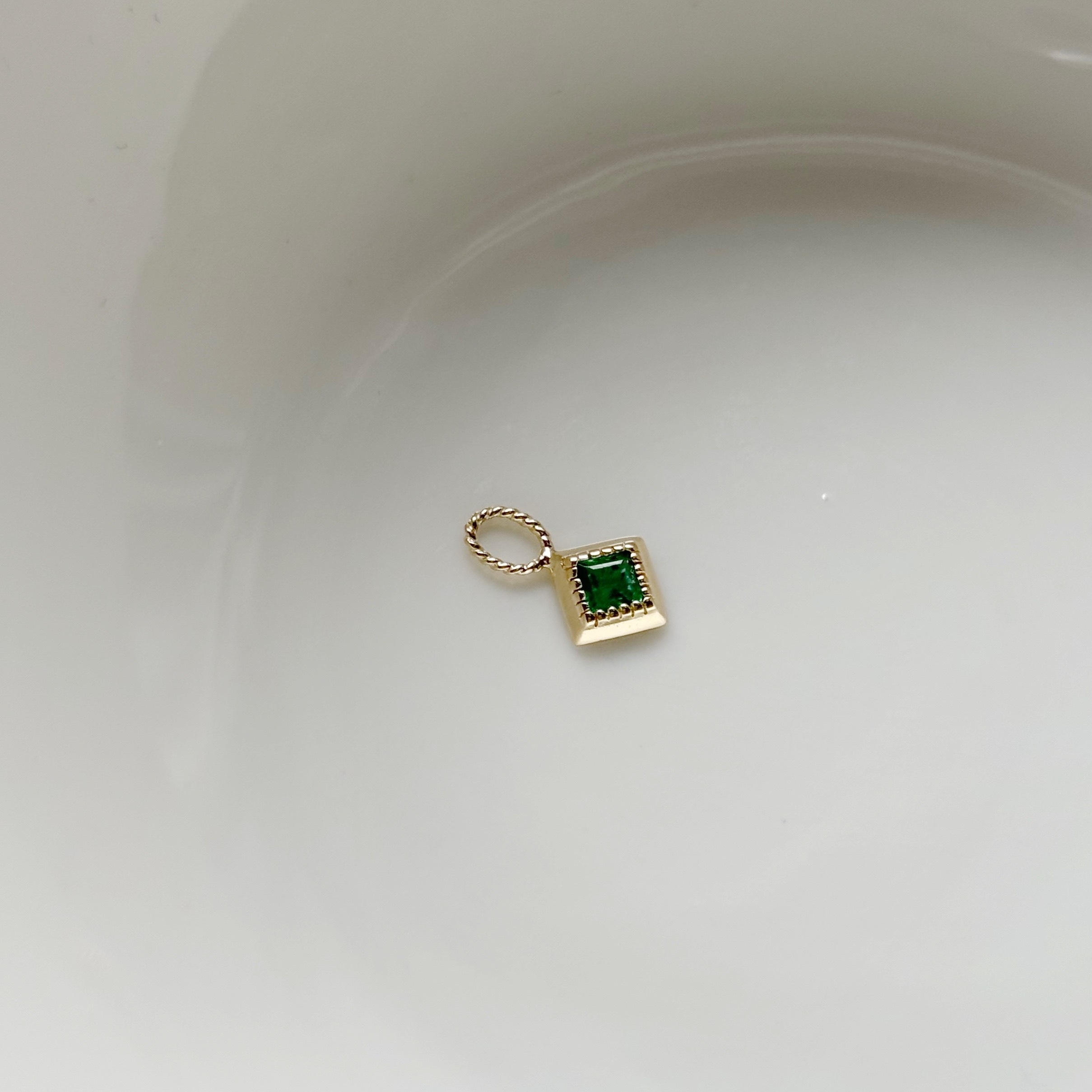 14k復古鑽面菱形祖母綠耳墜