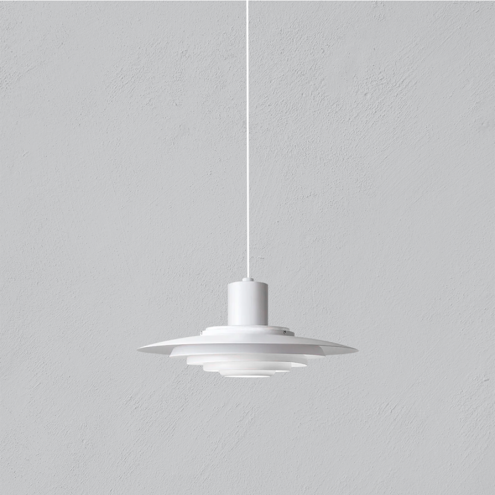 好萩家居|Brossé吊燈,白色款,宛如幽浮造型般的吊燈,層層交疊中透出細膩光暈。