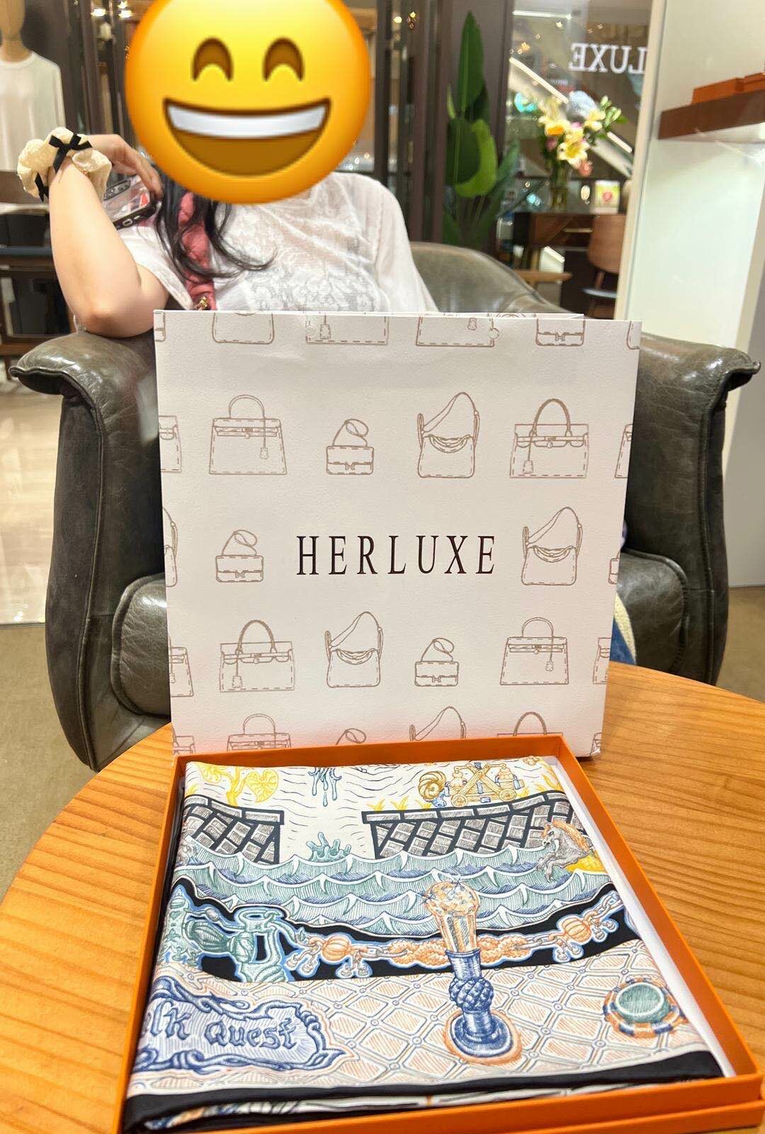 【 感謝支持 】遊客靚靚walk in到店買咗scarf🎉 係幫朋友買嘅禮物🎁 相信你朋友會好鐘意💕 多謝你嘅支持🫶