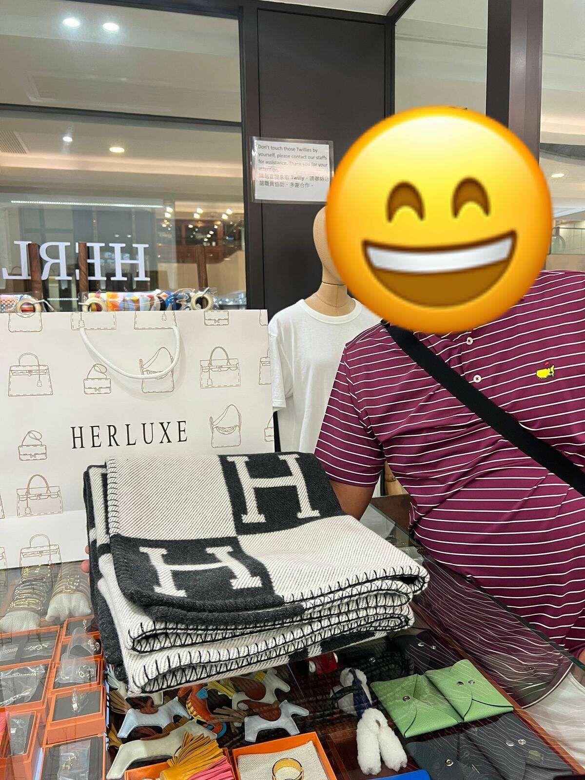 【 感謝支持 】爽快先生來pick up scarf👏 先生好眼光買咗呢條火爆圍巾🧣 多謝你嘅支持🫶