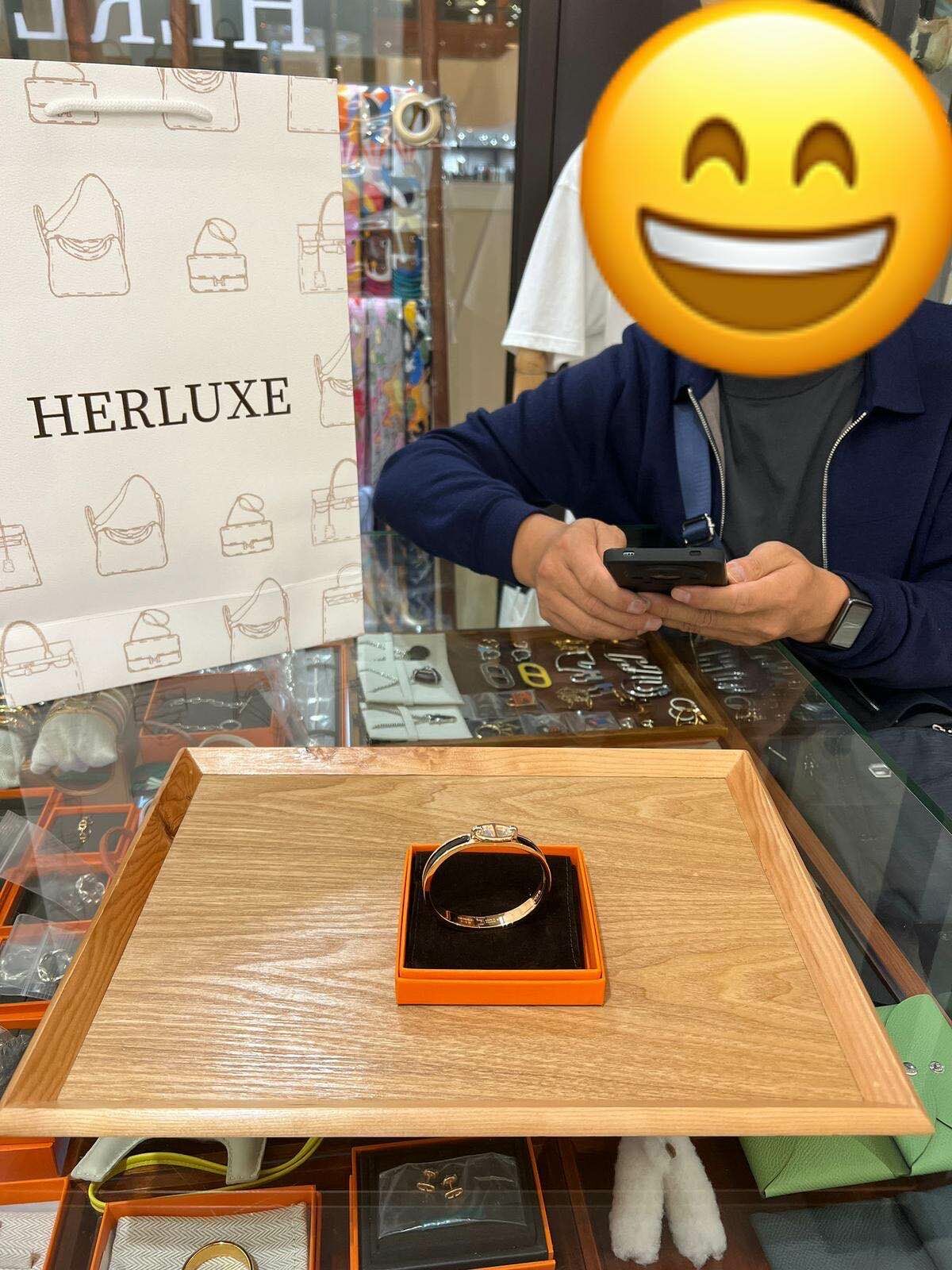 【 感謝支持 】HERLUXE 為你見證傳達愛意🥰💞 深感榮幸和使命感📸🎉 遊客先生到店挑選手鐲💫 係送比太太嘅禮物🎁 相信太太收到會好開心❤️ 多謝你嘅支持🫶