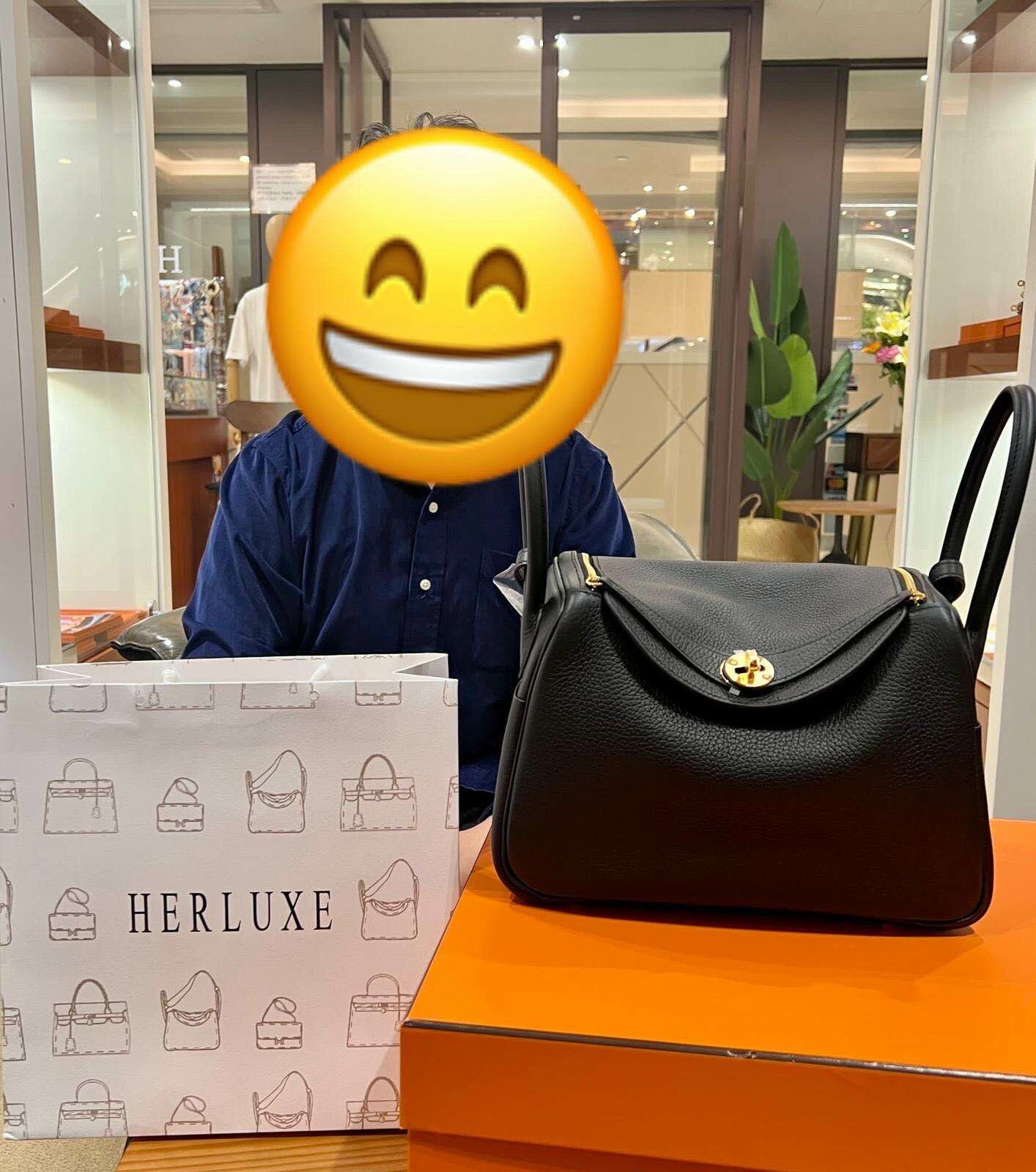 【 感謝支持 】HERLUXE 為你見證傳達愛意🥰💞 深感榮幸和使命感📸🎉 愛妻號先生來pick up Lindy 26黑金🖤🔑 係送比太太嘅週年紀念禮物🎁 先生太暖心啦🎉 相信你太太收到會好感動❤️ 多謝你嘅支持與信任🫶💪