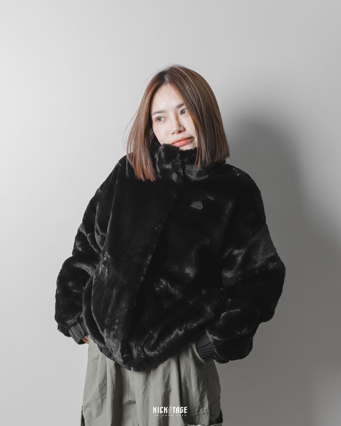 女款 ADIDAS CITY ESCAPE JACKET 黑色 白色 毛絨 蓬鬆立領 外套【IP7044】
