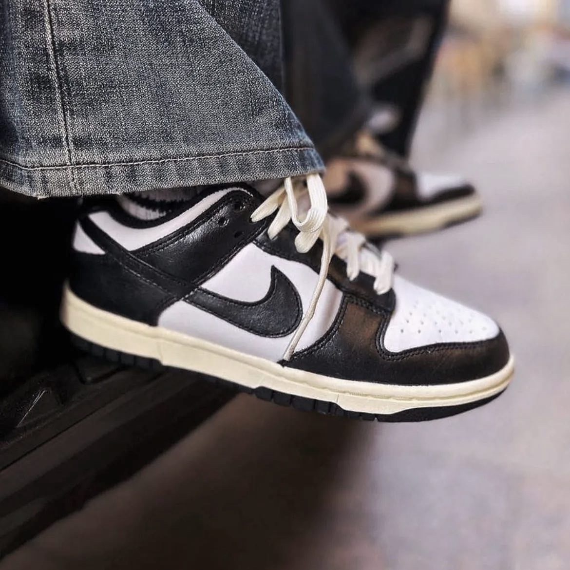 NIKE DUNK LOW 復古熊貓 黑白 奶油底 仿舊 亮面 仿皮革 女鞋 FQ8899-100 /現貨