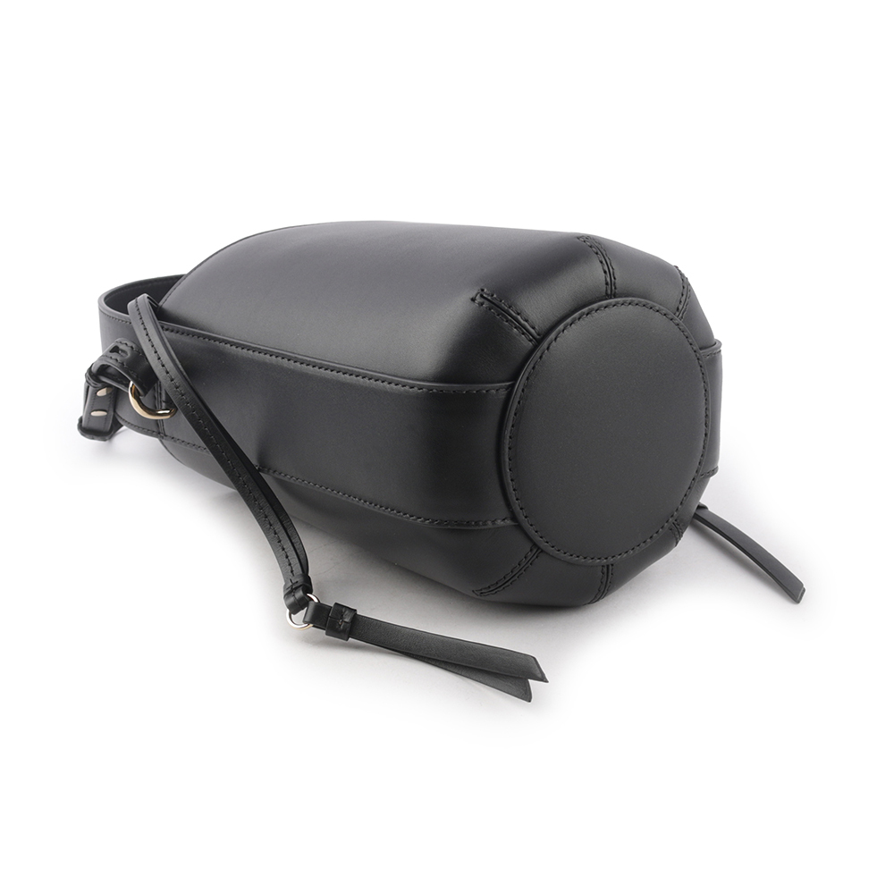 【CHLOE'】Sense 刺繡標誌小牛皮束口水桶包(黑色) CHC23SS420I60 001