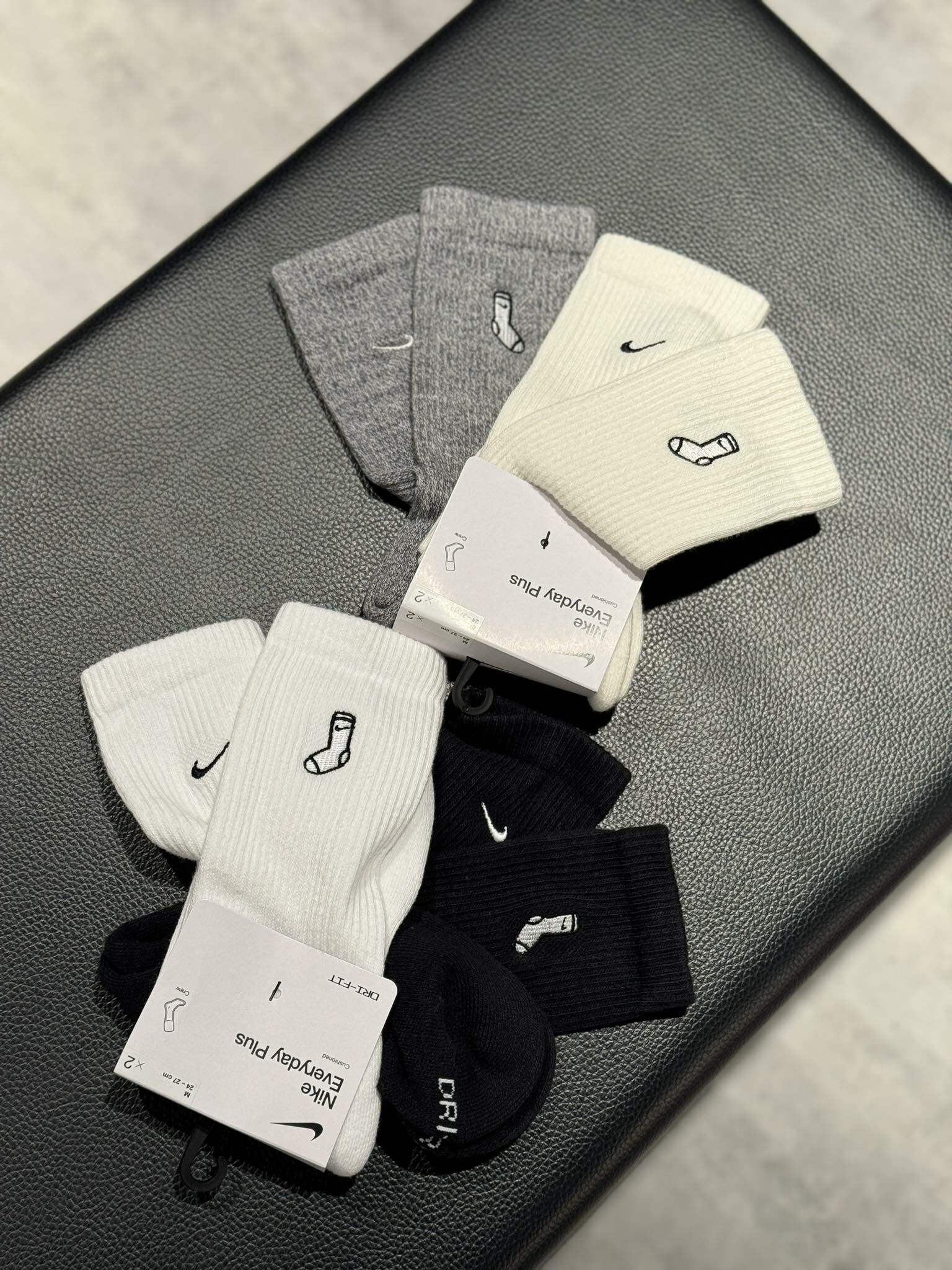 Nike Everyday Plus Socks 2pack 刺繡長襪 黑白(FB5709-901)、米灰(FB5709-900)