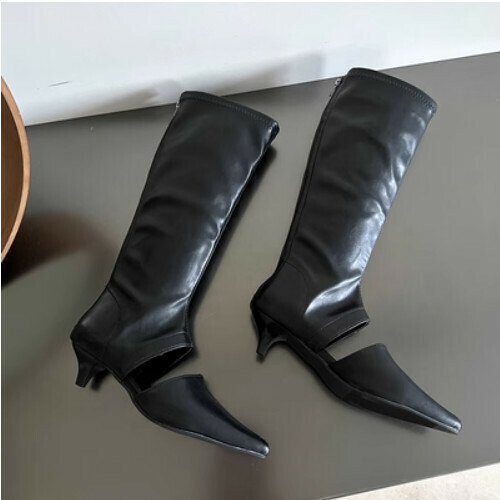 Pointed, hollow, low-heeled elastic boots